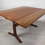 Scandinavian table with system