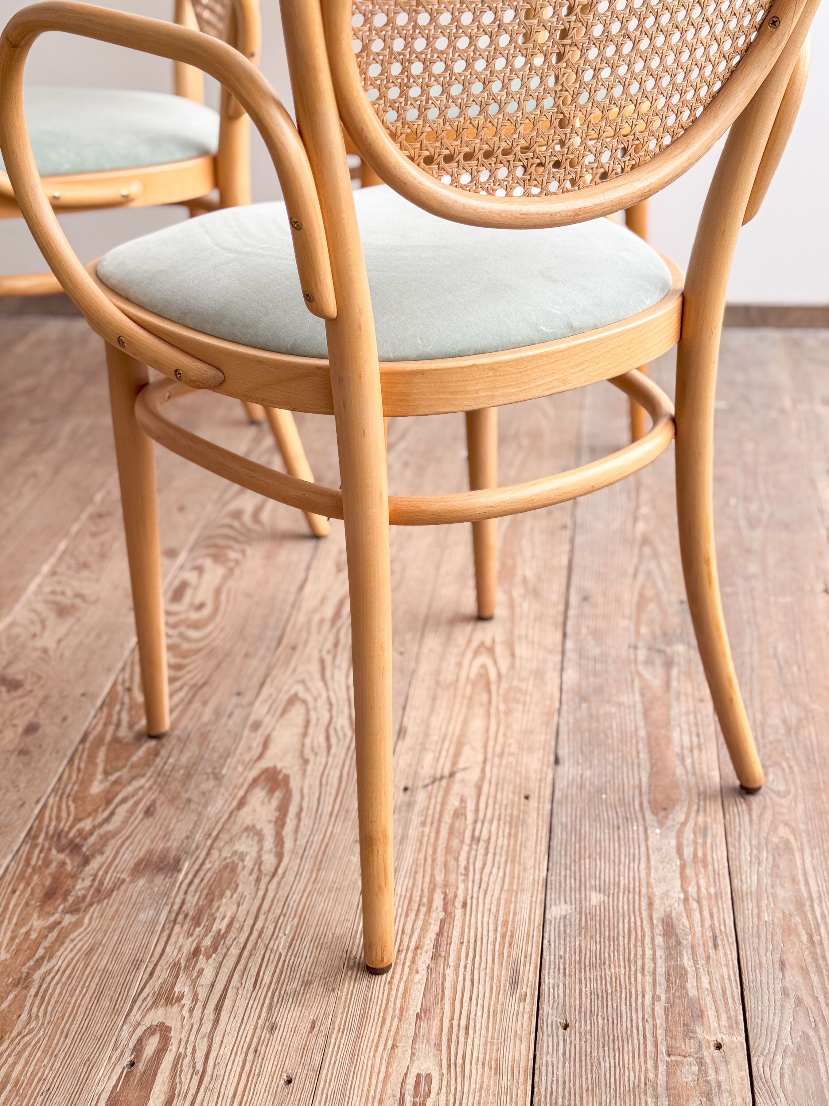 Ensemble de 4 chaises Thonet 215P en hêtre avec cannage d’origine et velour