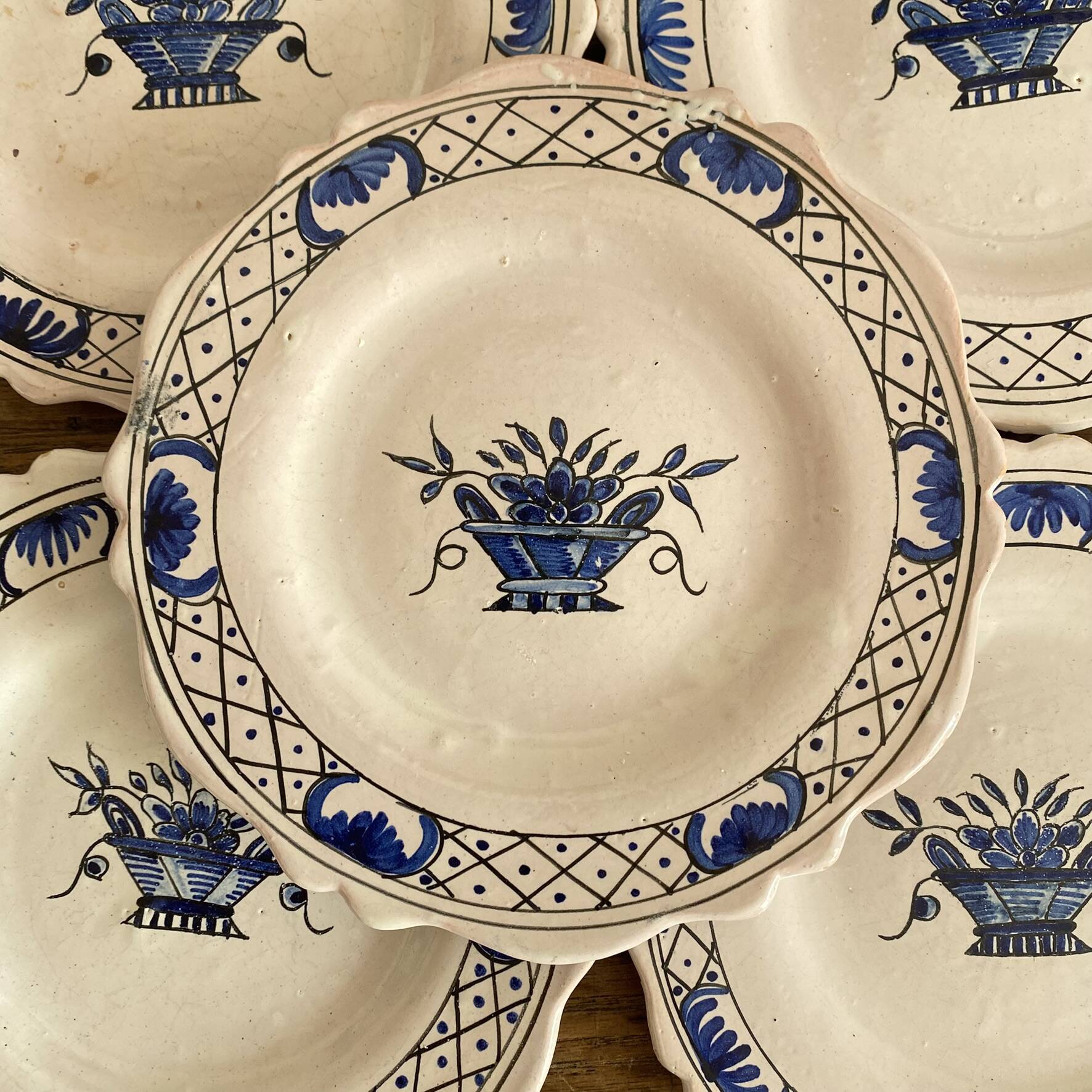 Dessert plates in Rouen faience with hand decoration.