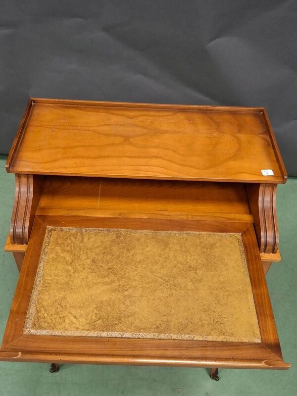 Petite table de salon style Louis XV – bois verni & sabot régulé