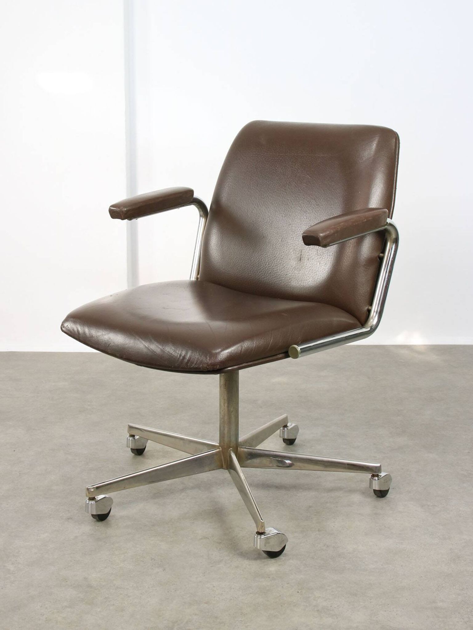Chaise pivotante en cuir marron italien du milieu du siècle