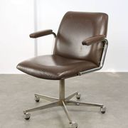 Chaise pivotante en cuir marron italien du milieu du siècle