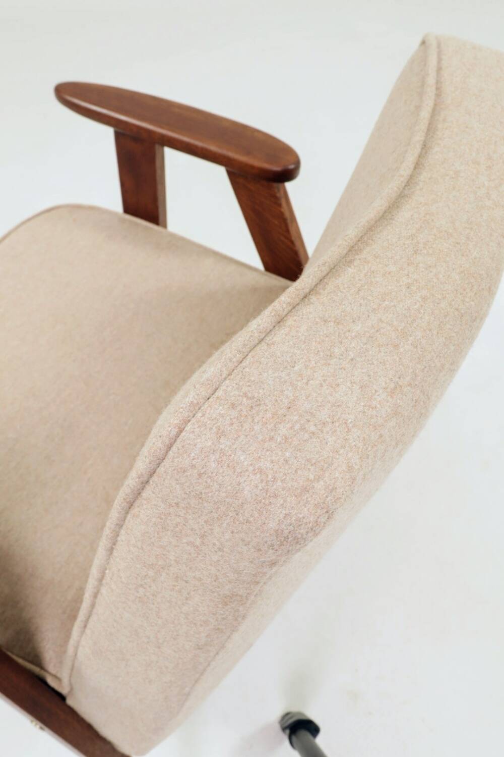 Mid-century modern armchair in camel wool with oak wood.