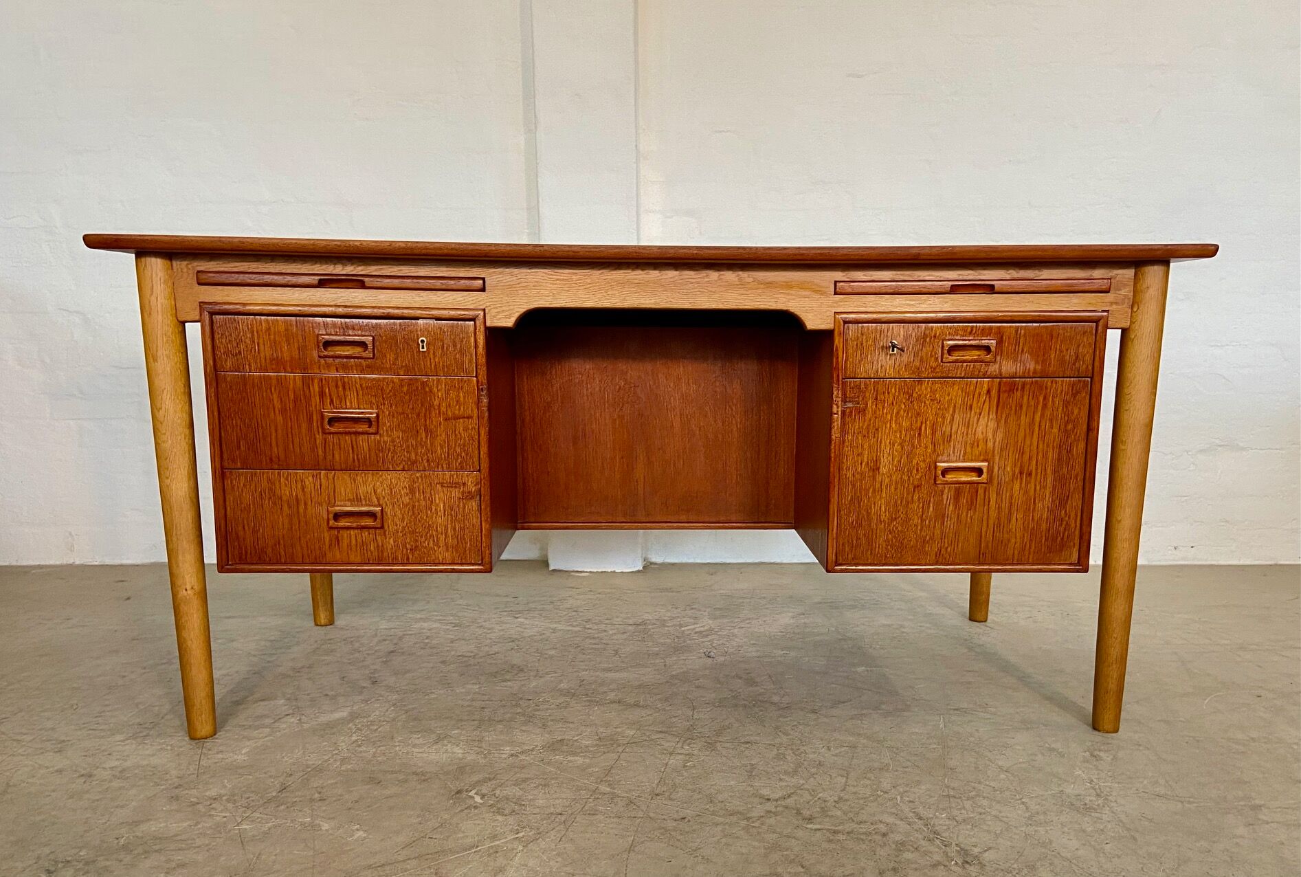 Vintage Danish desk in teak and oak by Børge Mogensen for Søborg Møbelfabrik, 1960s.