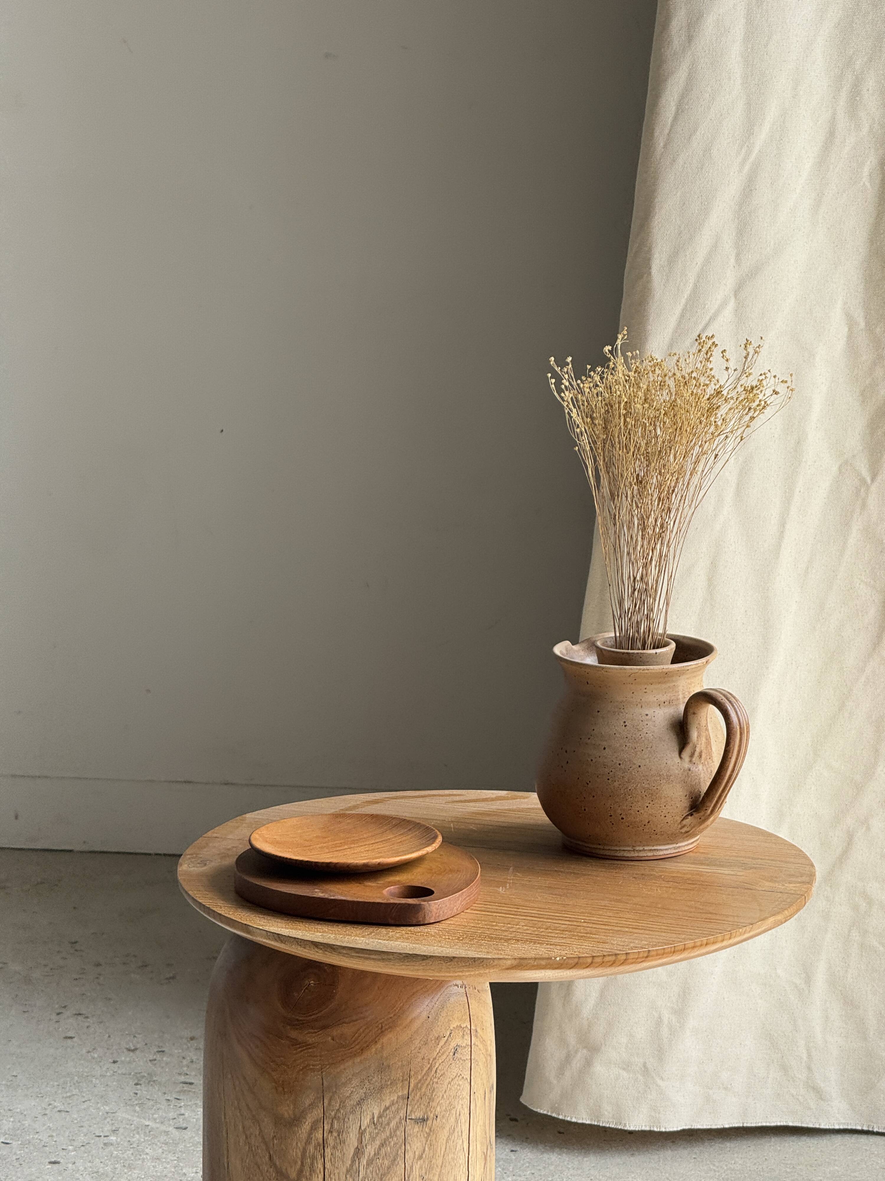 Rectangular solid teak chopping board with elongated handle 30x16.