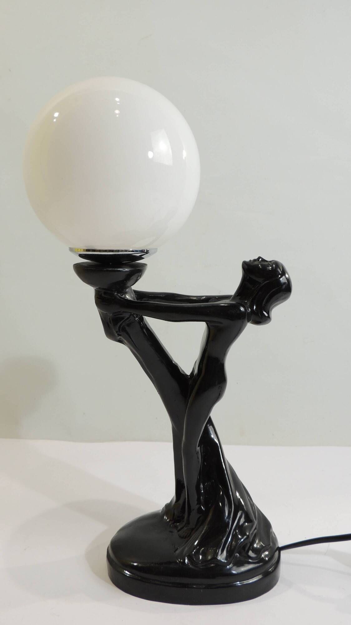 Art Deco lamp woman holding a luminous globe – Vintage resin lamp – L