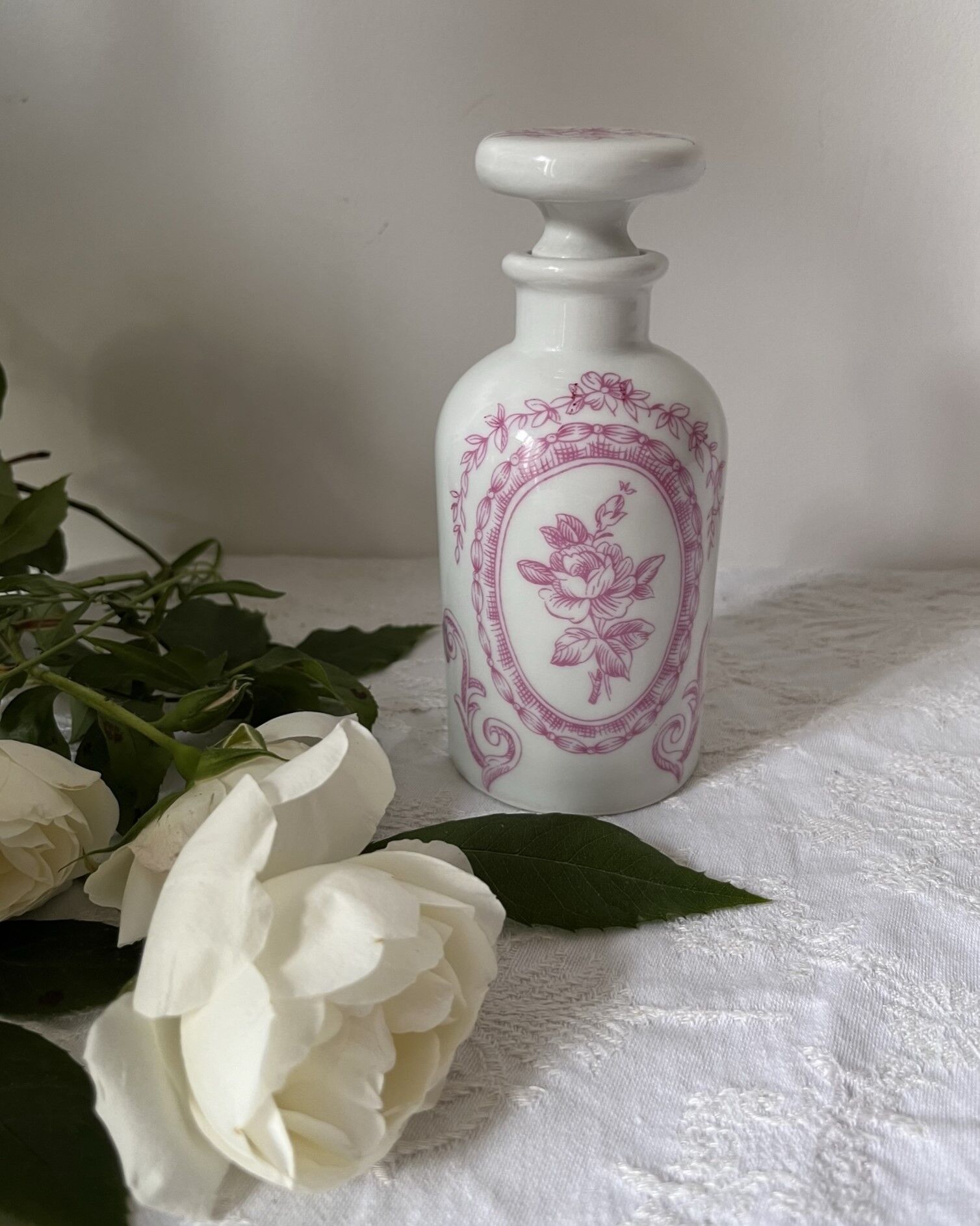 Pharmacy pot - bathroom pot in paris porcelain, decoration of roses