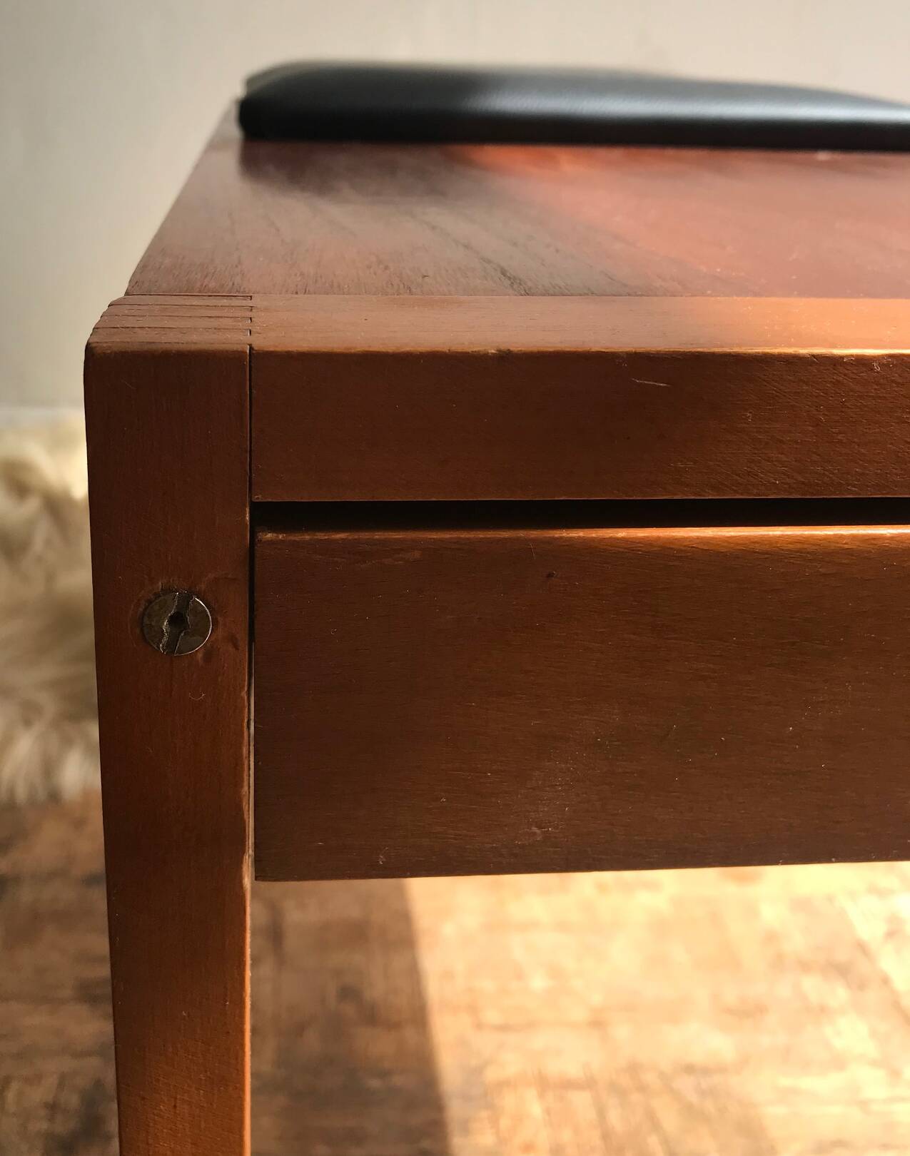 Banc anglais en bois et skaï, 1960
