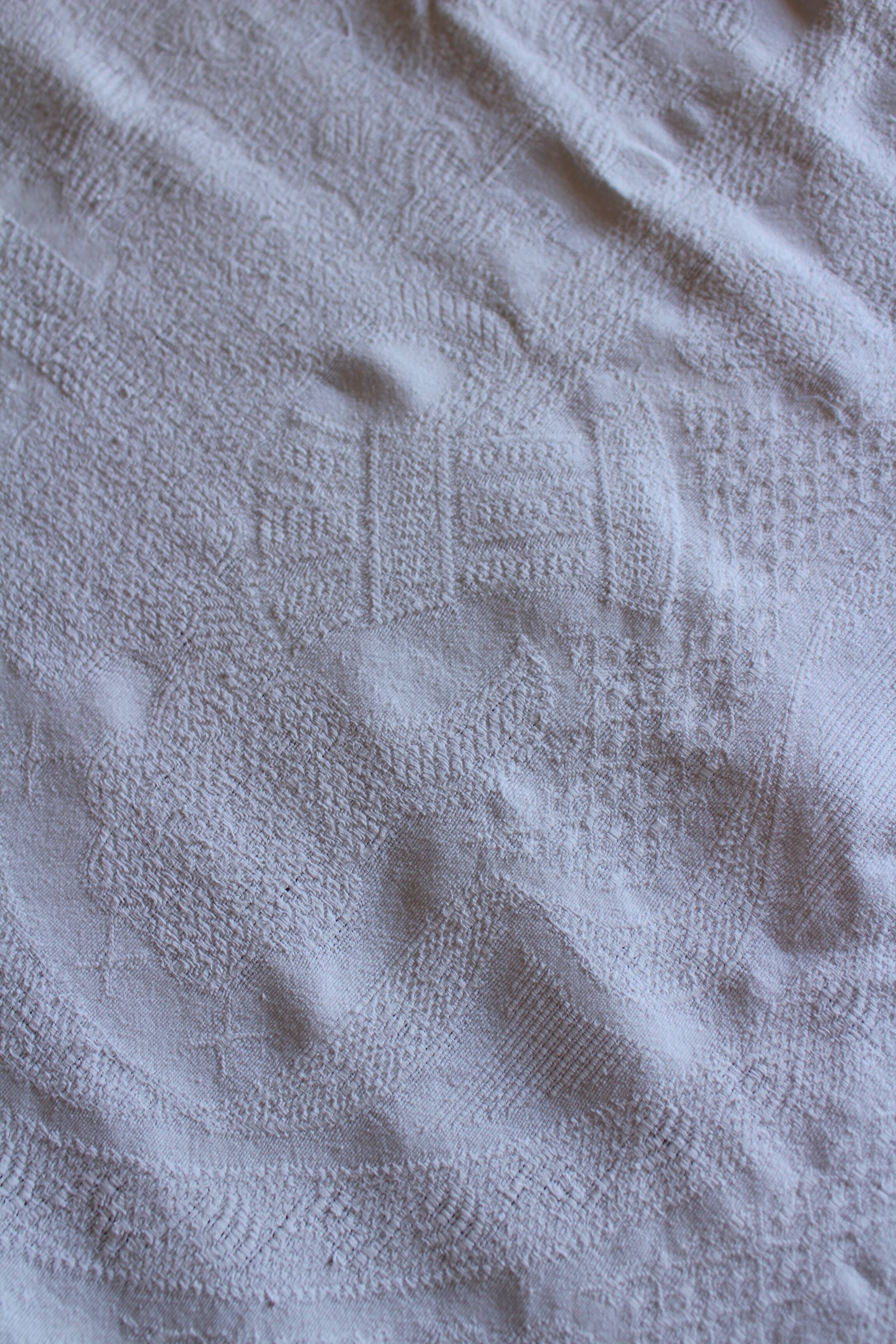 Plaid ancien blanc franges broderies ajourées