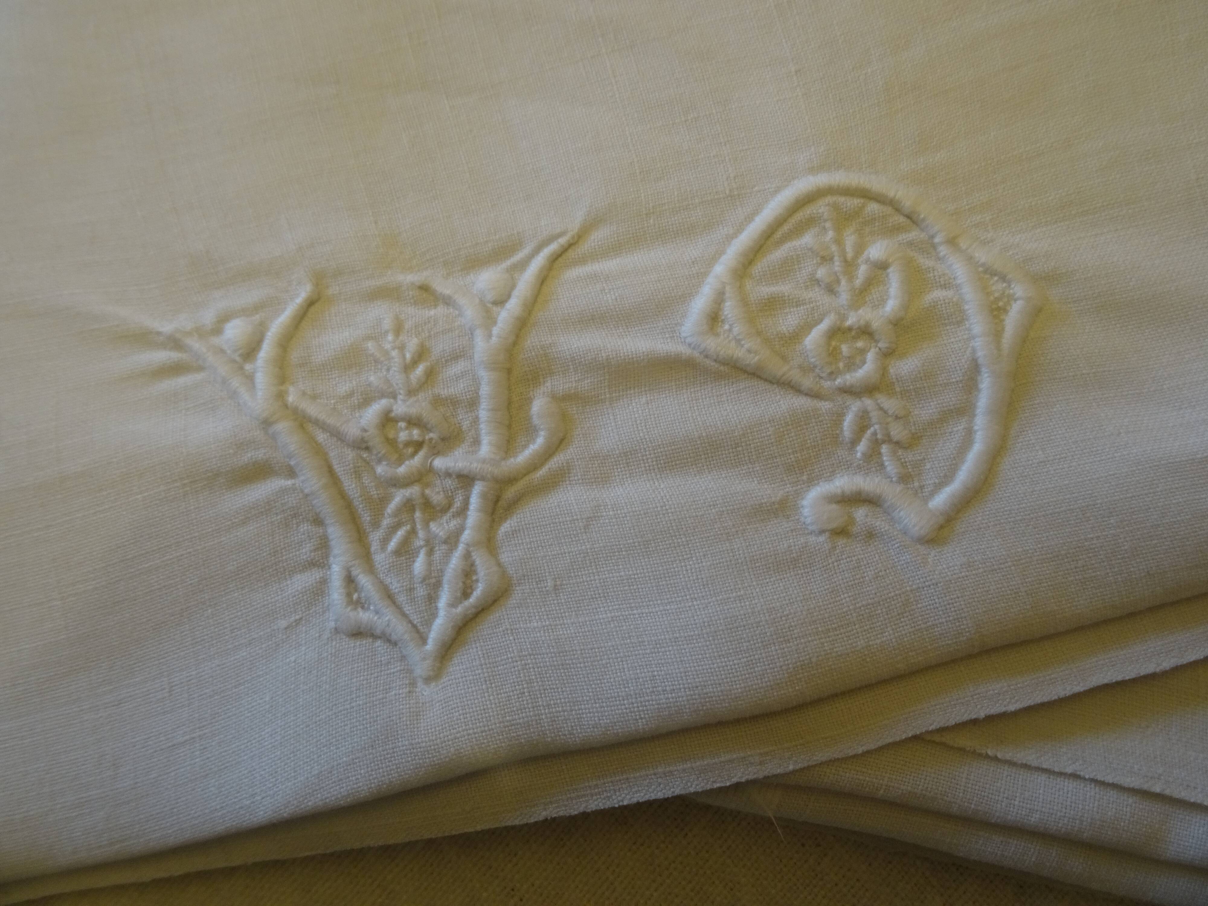 Lot of 3 towels in linen monograms VD