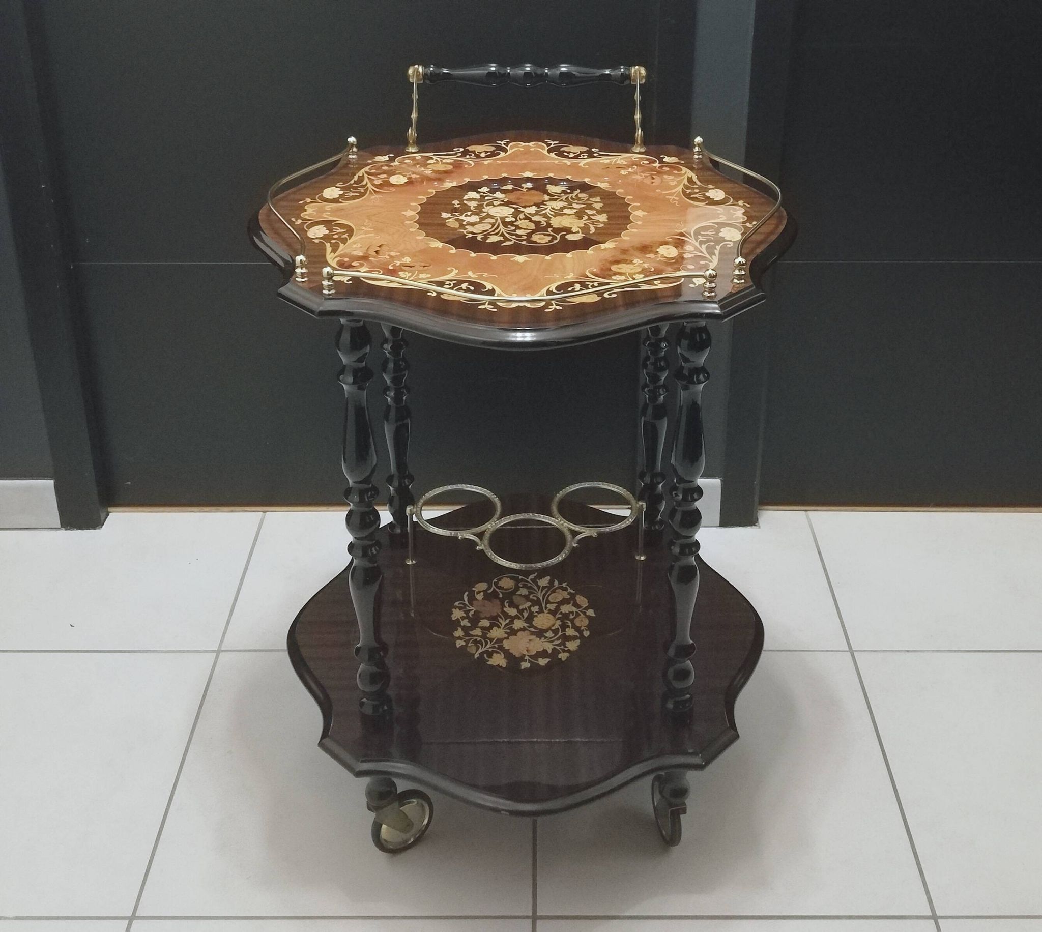 Desserte à roulettes en marqueterie