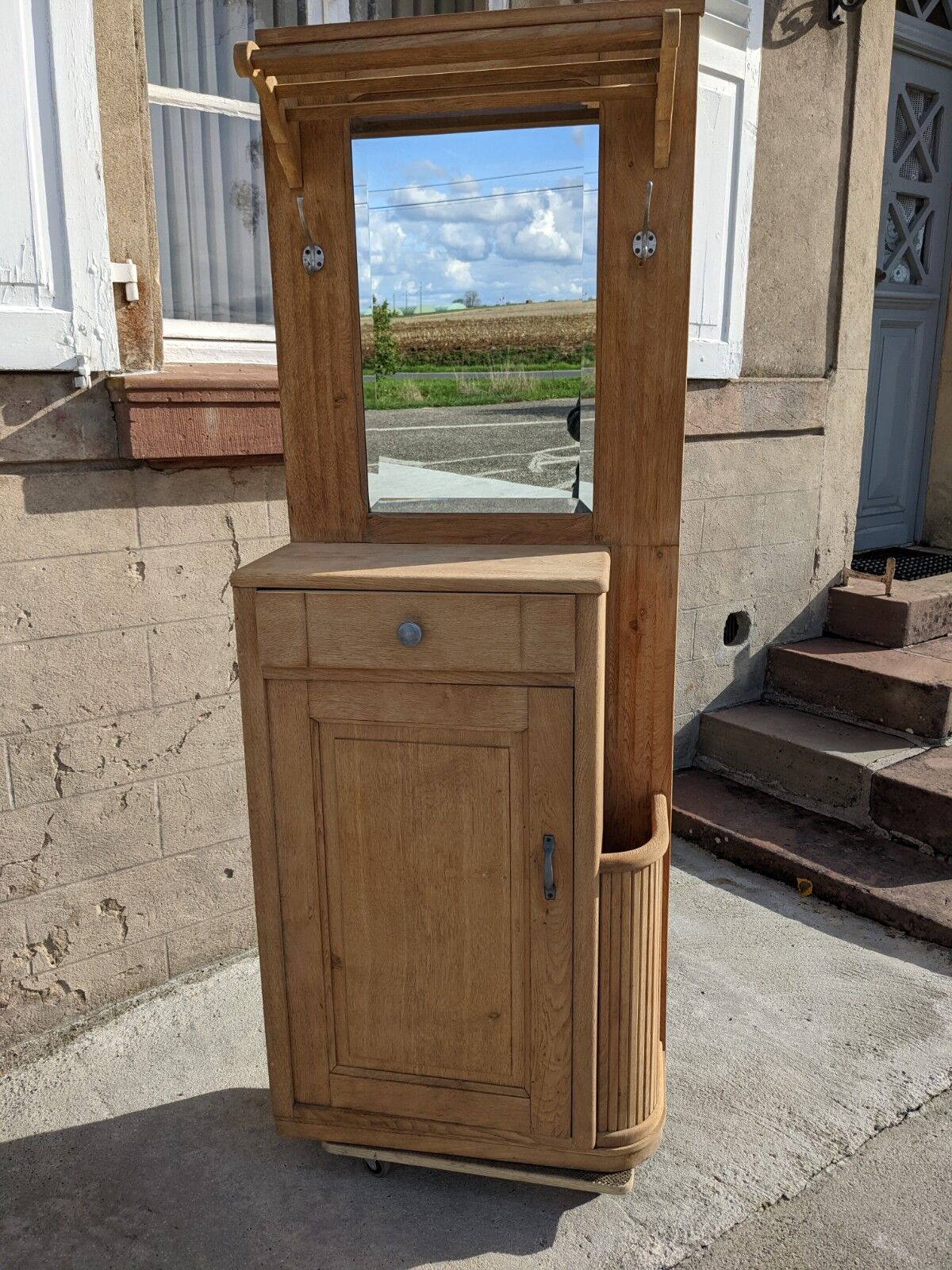 Entrance cloakroom