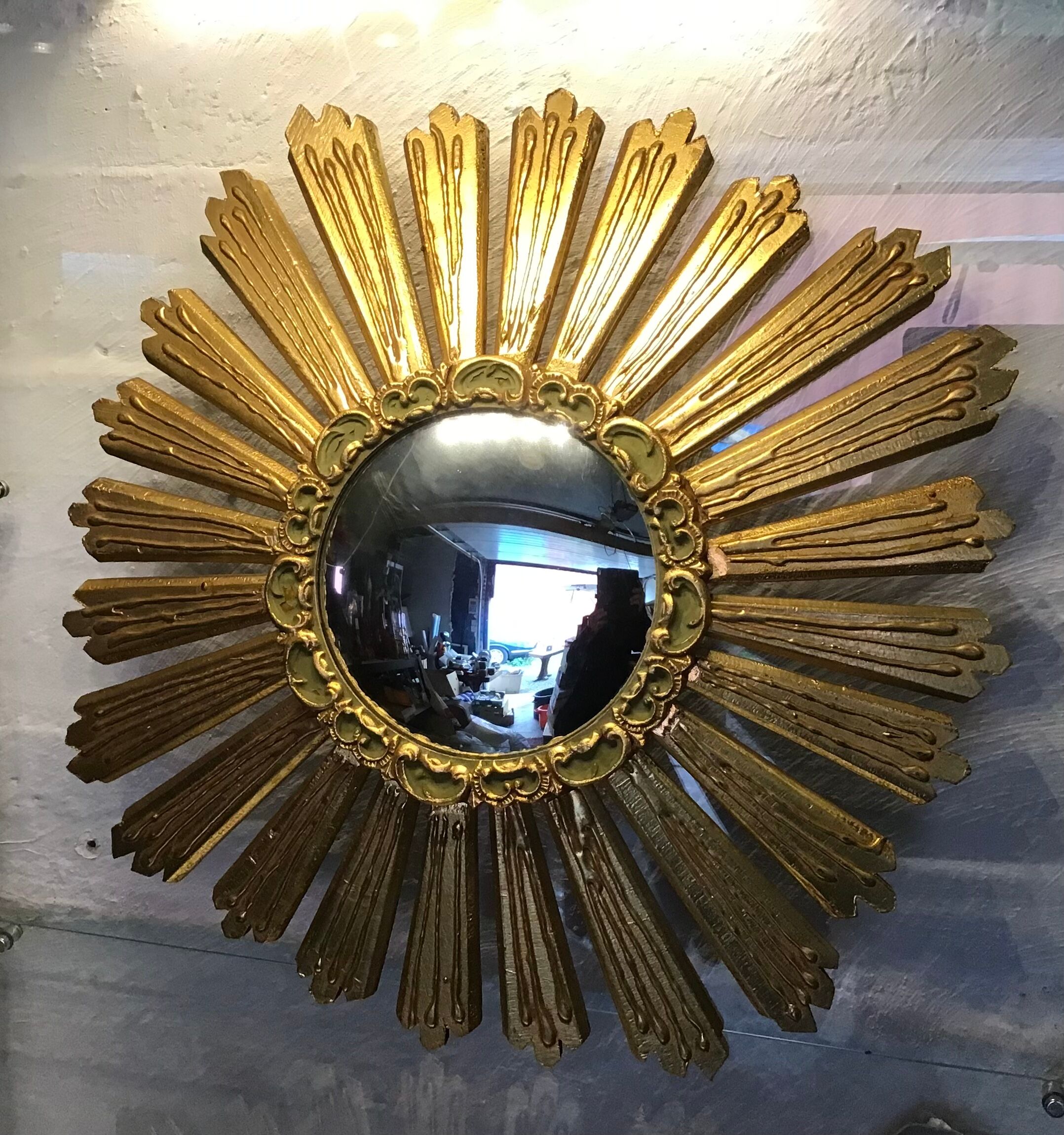 Miroir soleil, œil de sorcière, en bois doré vers 1960-70