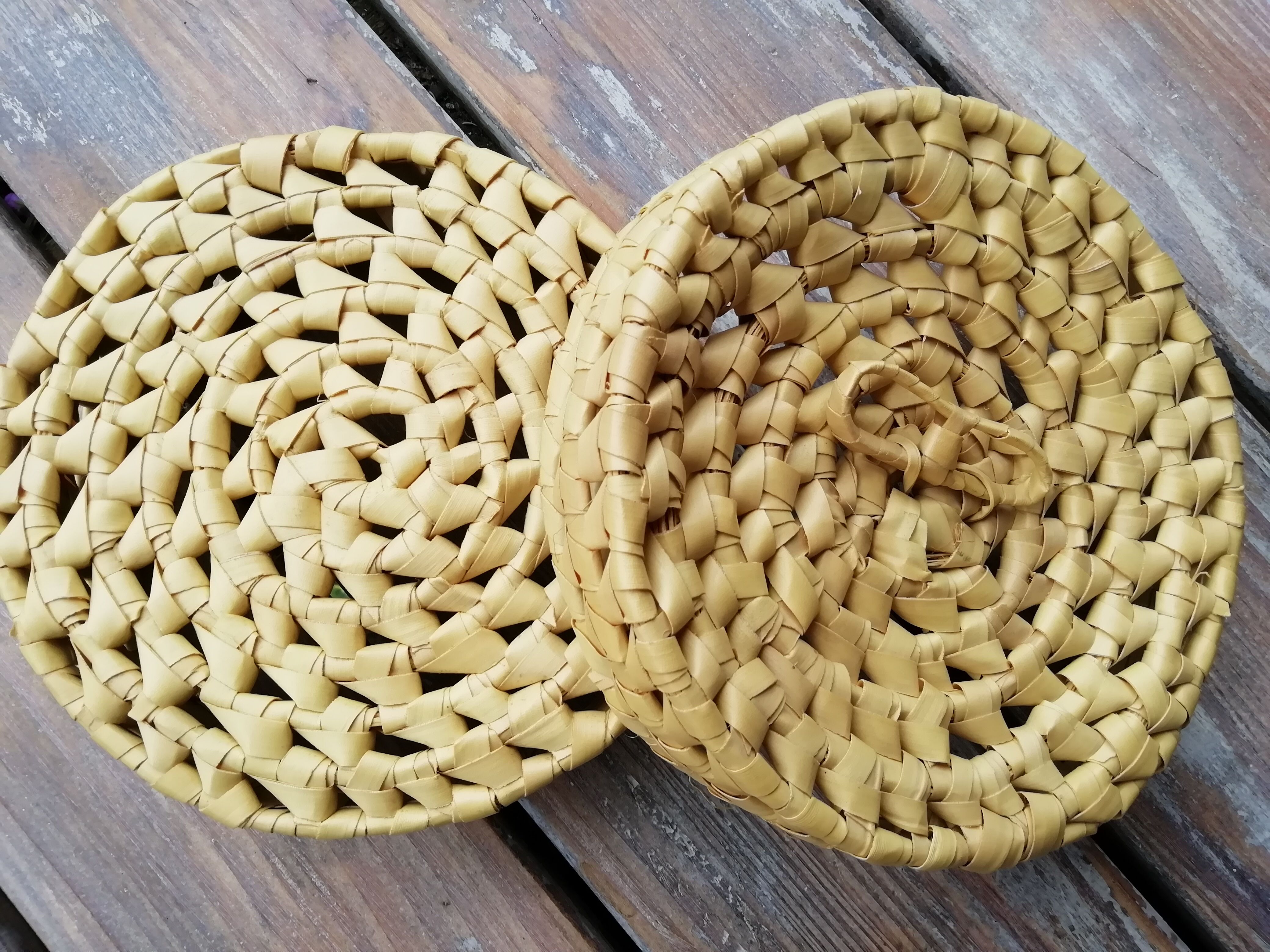 Round palm leaf basket