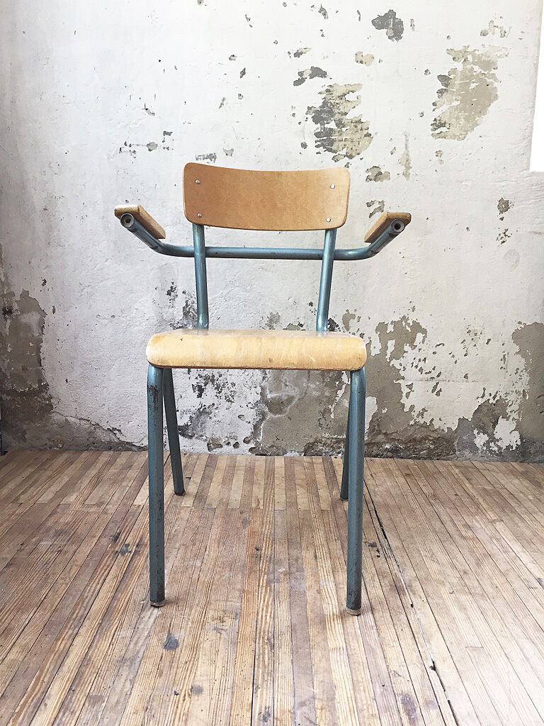 Master chair with armrests