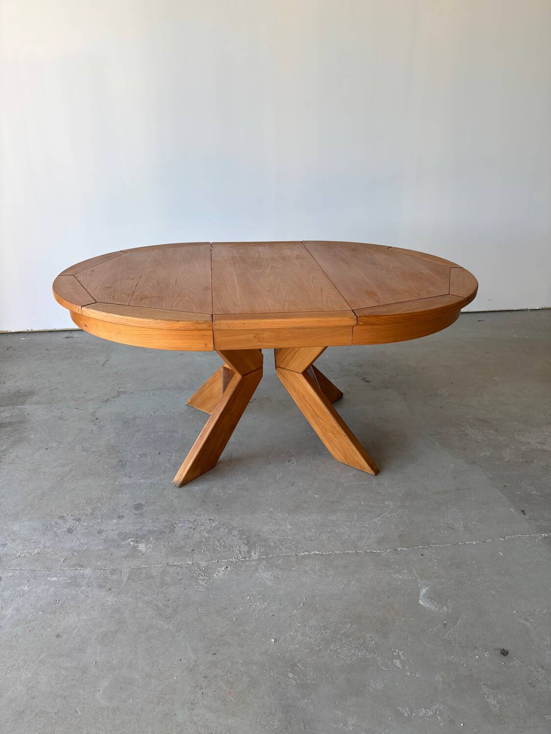 Vintage style extendable oval dining table in solid elm