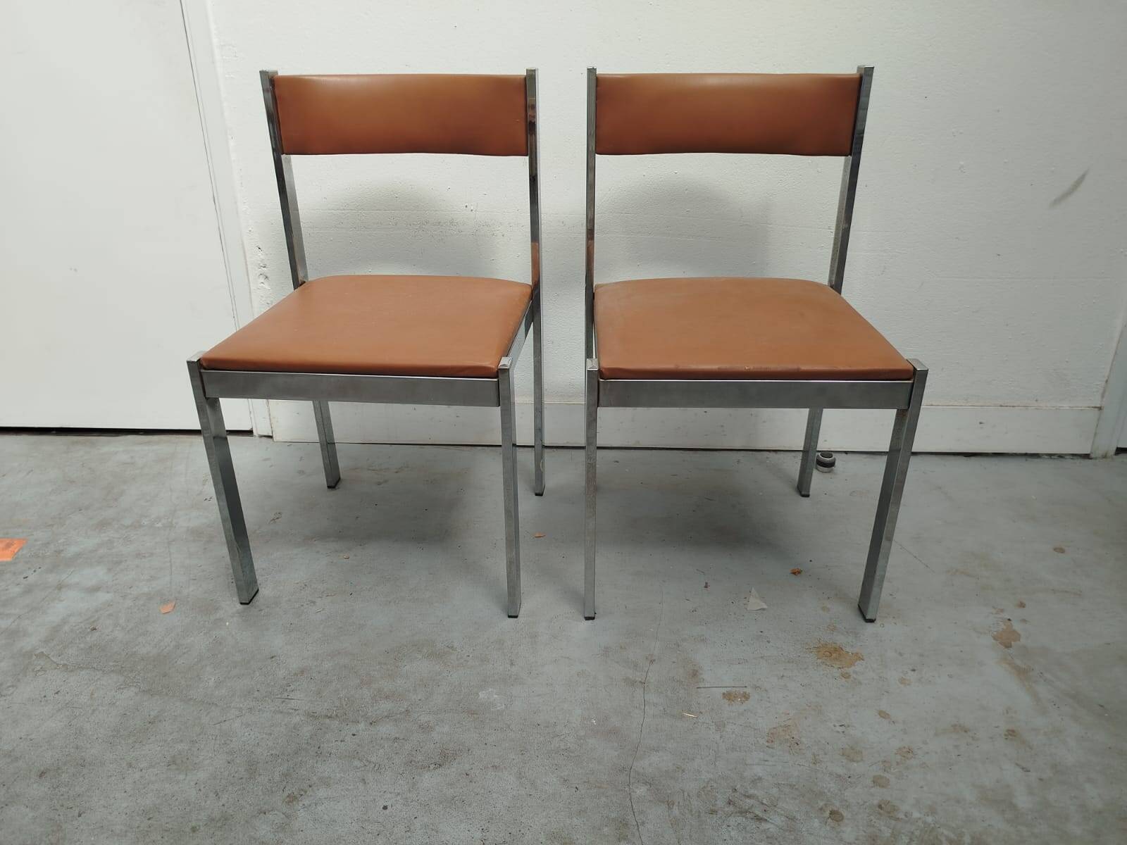 Pair of vintage chrome metal & brown imitation leather chairs (70s)