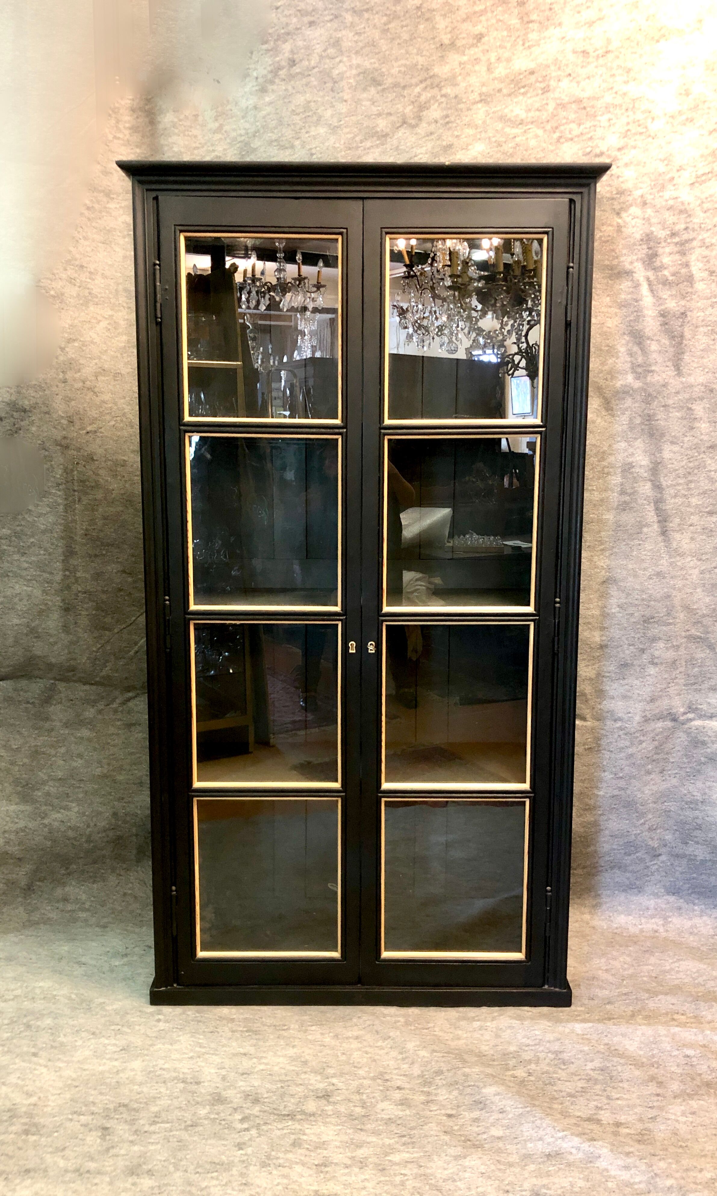Vitrine noire. Travail d’ébéniste, XXe siècle