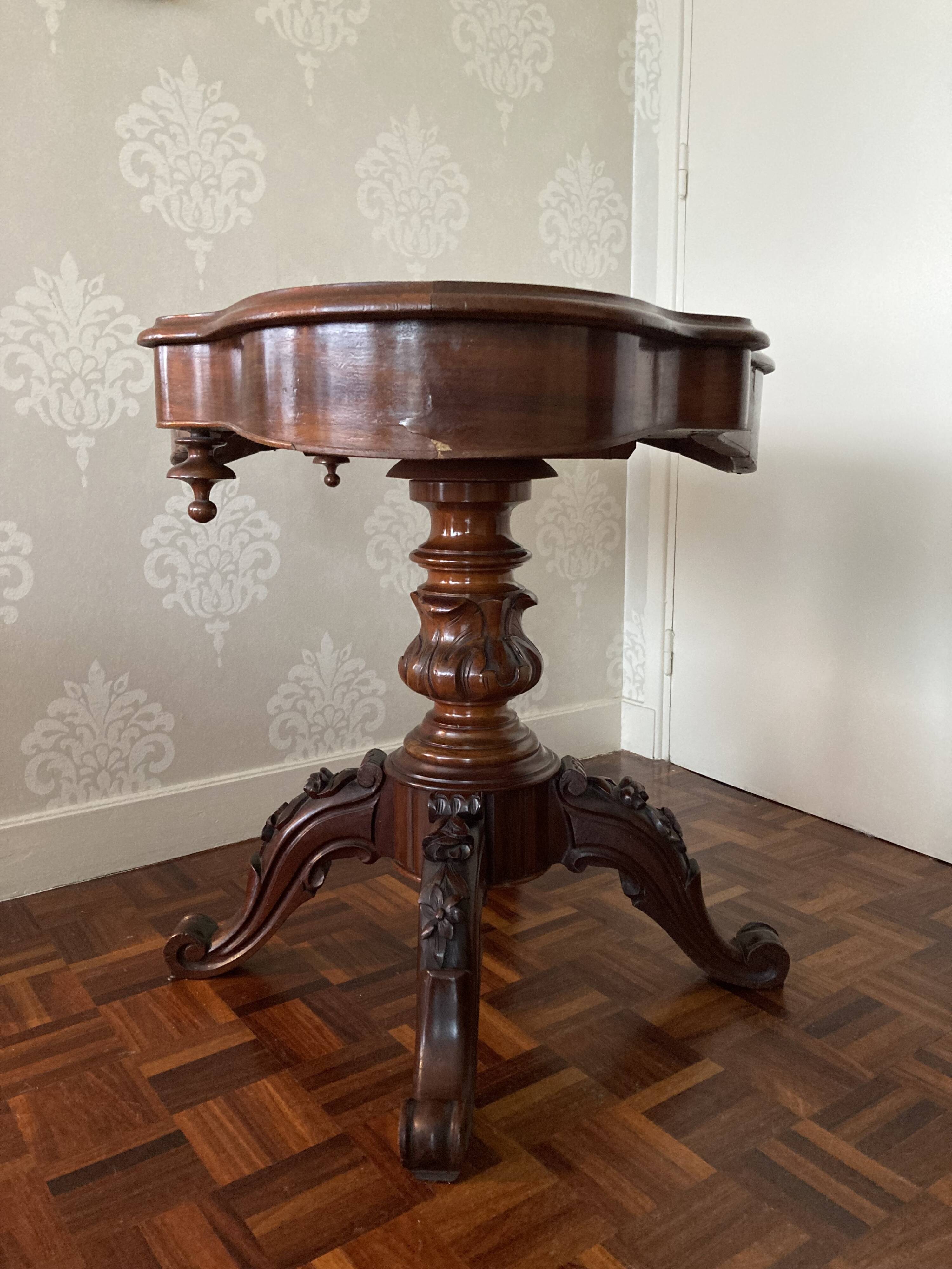Small napoleon iii style pedestal table