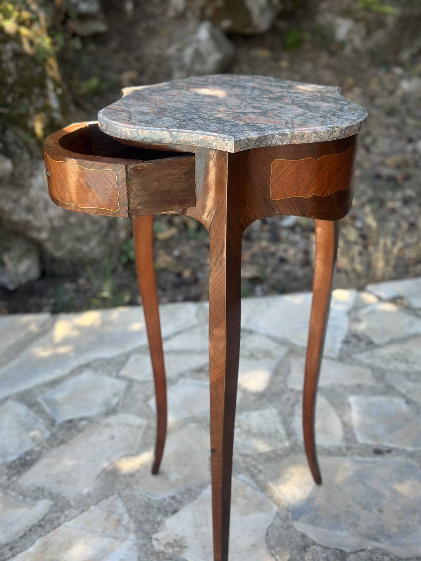 Table volante en Marqueterie de bois précieux de style Louis XV .