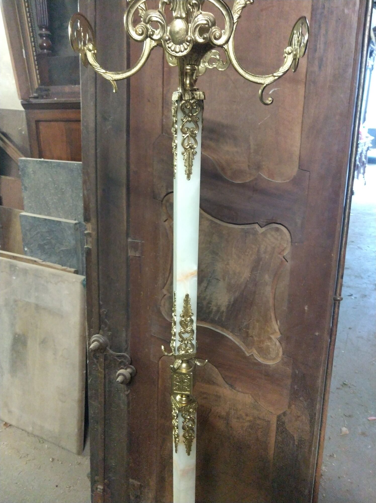 Coat holder on onyx and gold metal foot