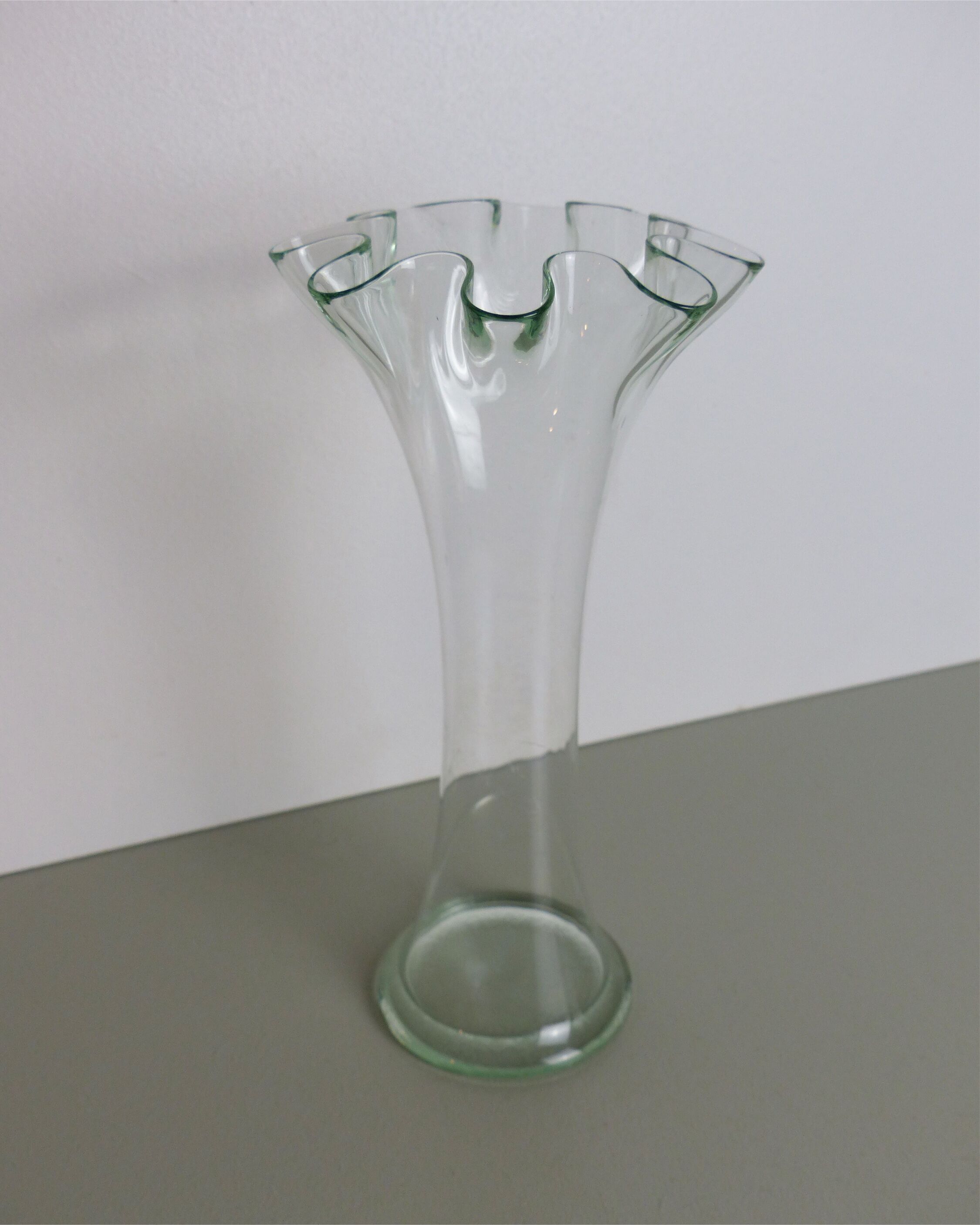 Tulip vase in transparent glass