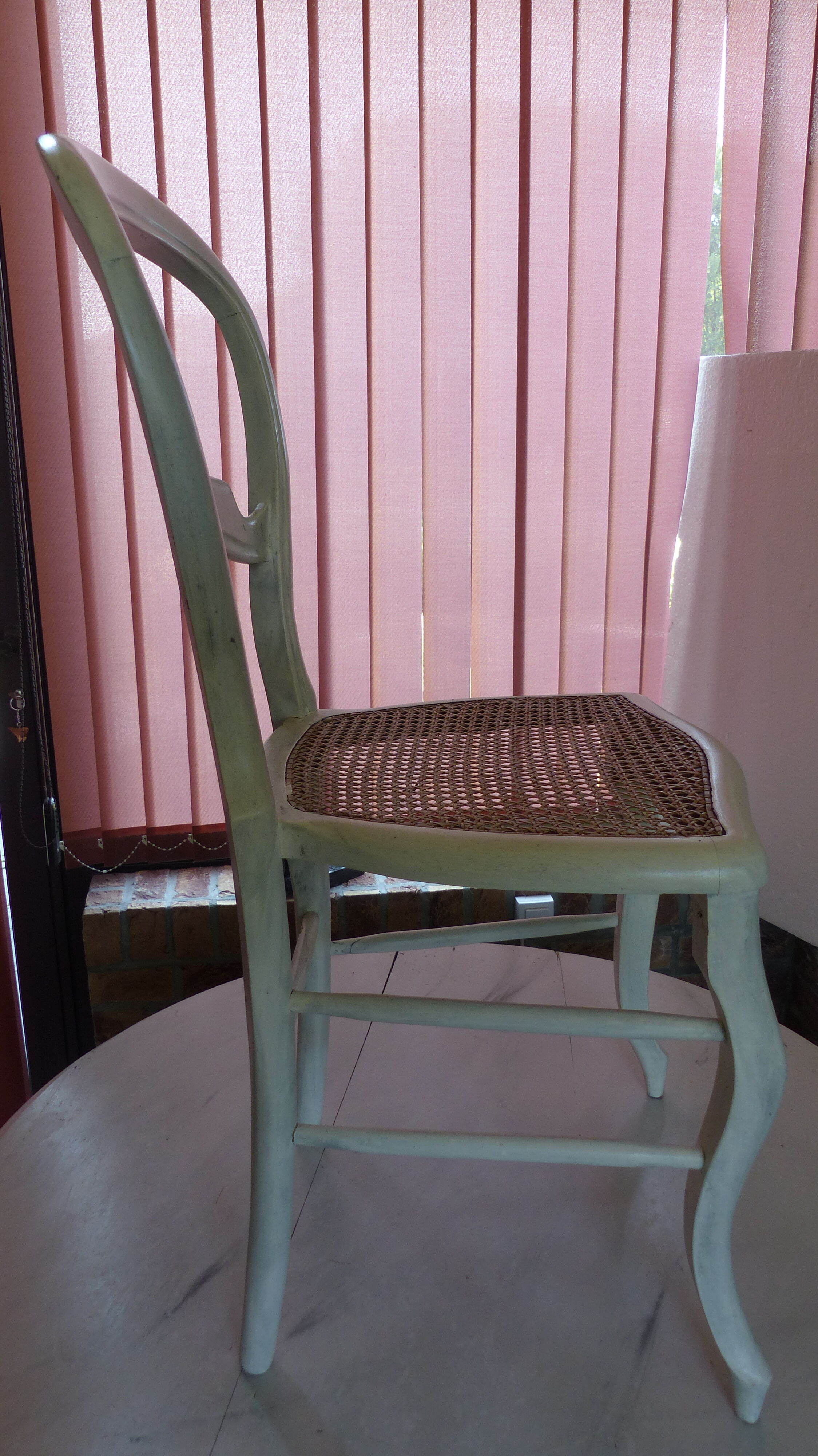 Round table & 3 chairs