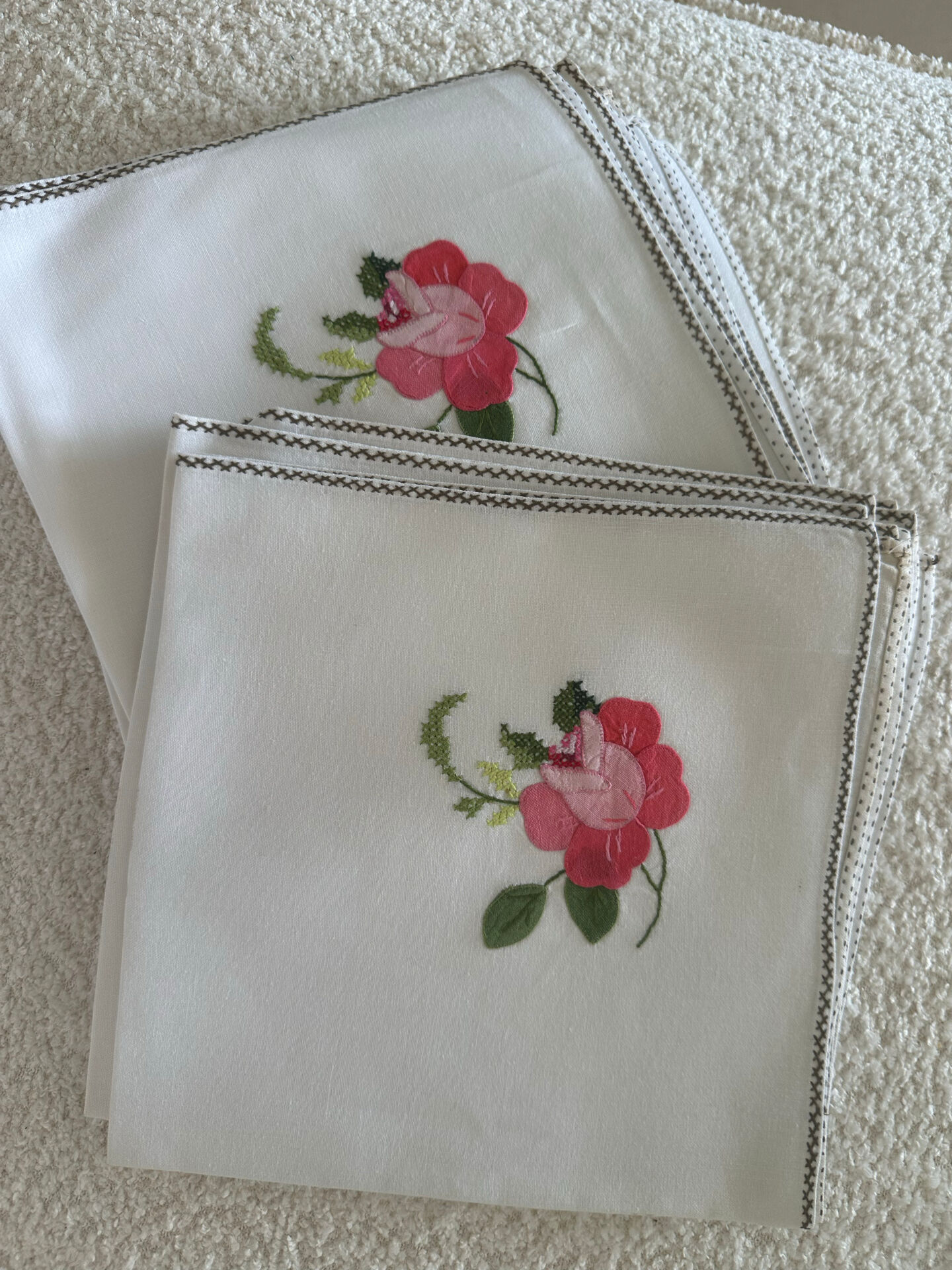10 serviettes neuves brodées