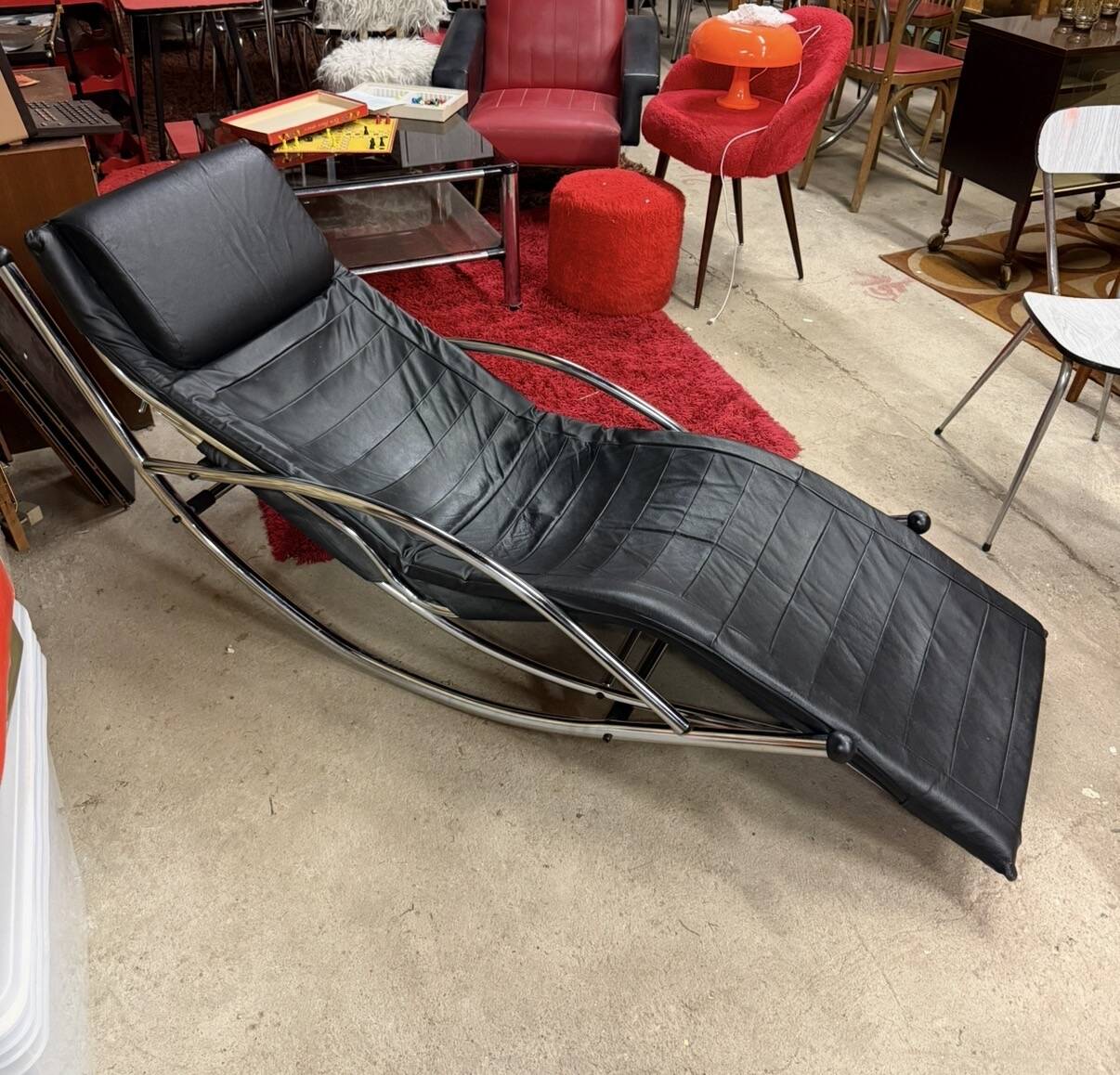 chaise longue italienne à bascule années 1980 en cuir et chrome