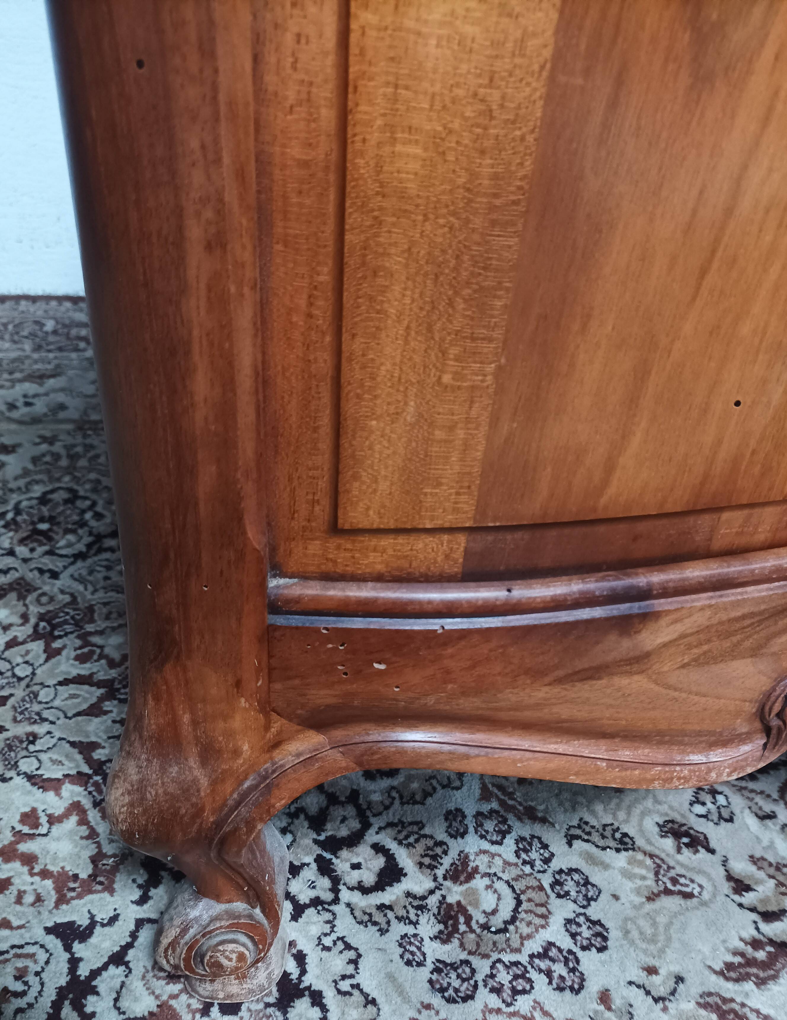 Commode Rocaille en noyer sculpté XXème