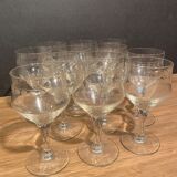 Suite de 12 verres à pieds en verre taillé milieu XXe