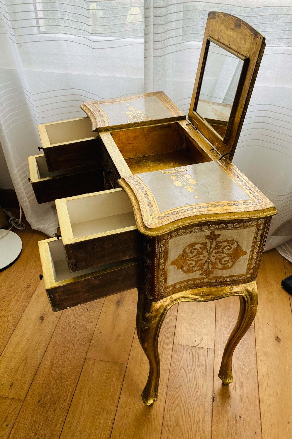 Venetian dresser from the 1960s/70s in carved wood with floral motifs.