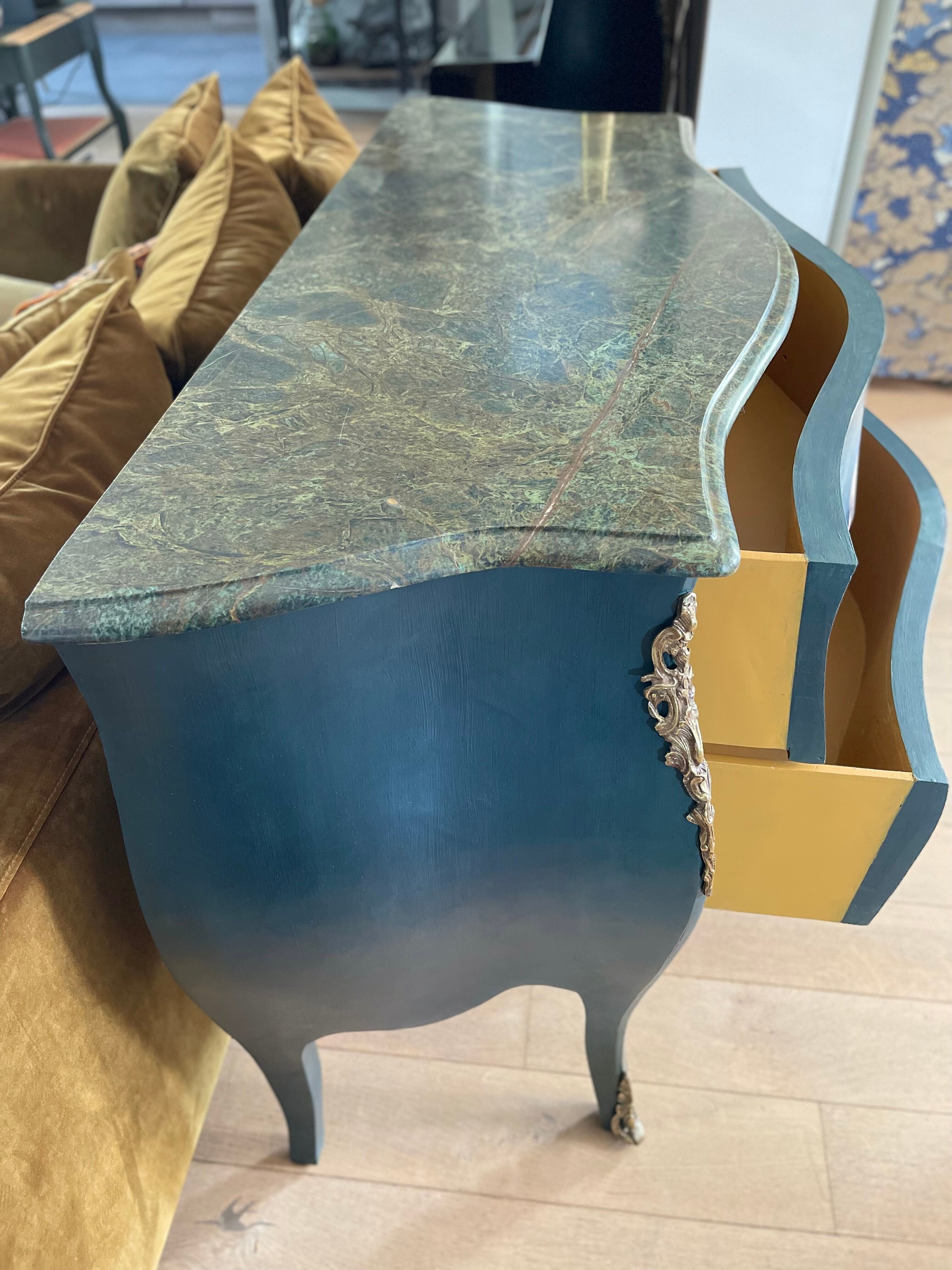 Commode patinée galbée de style Louis XV