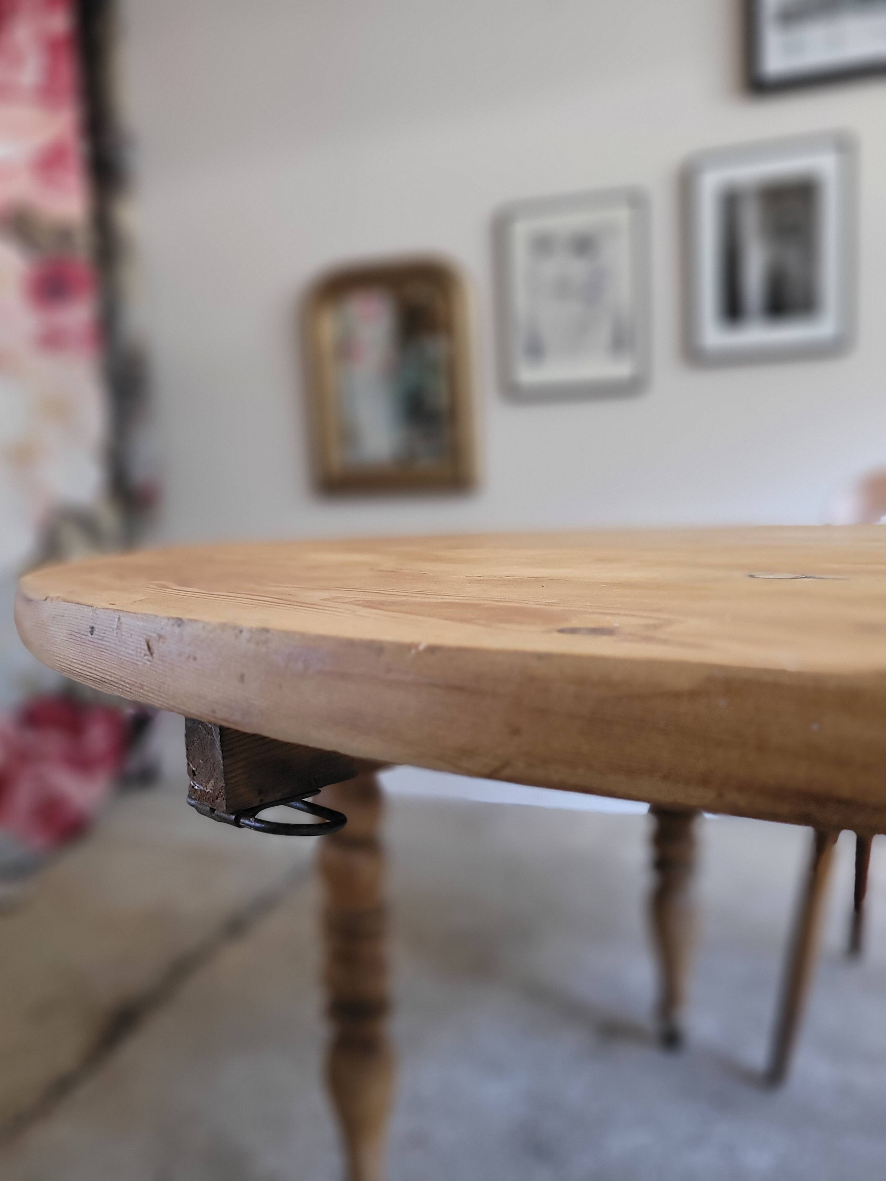 Round table with solid wood leaves