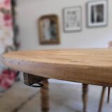 Round table with solid wood leaves