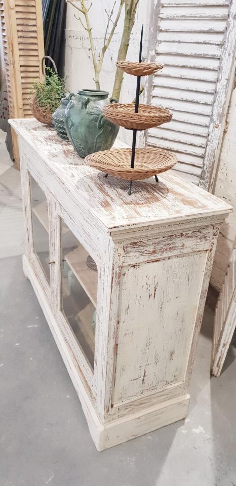 Buffe- vintage showcase