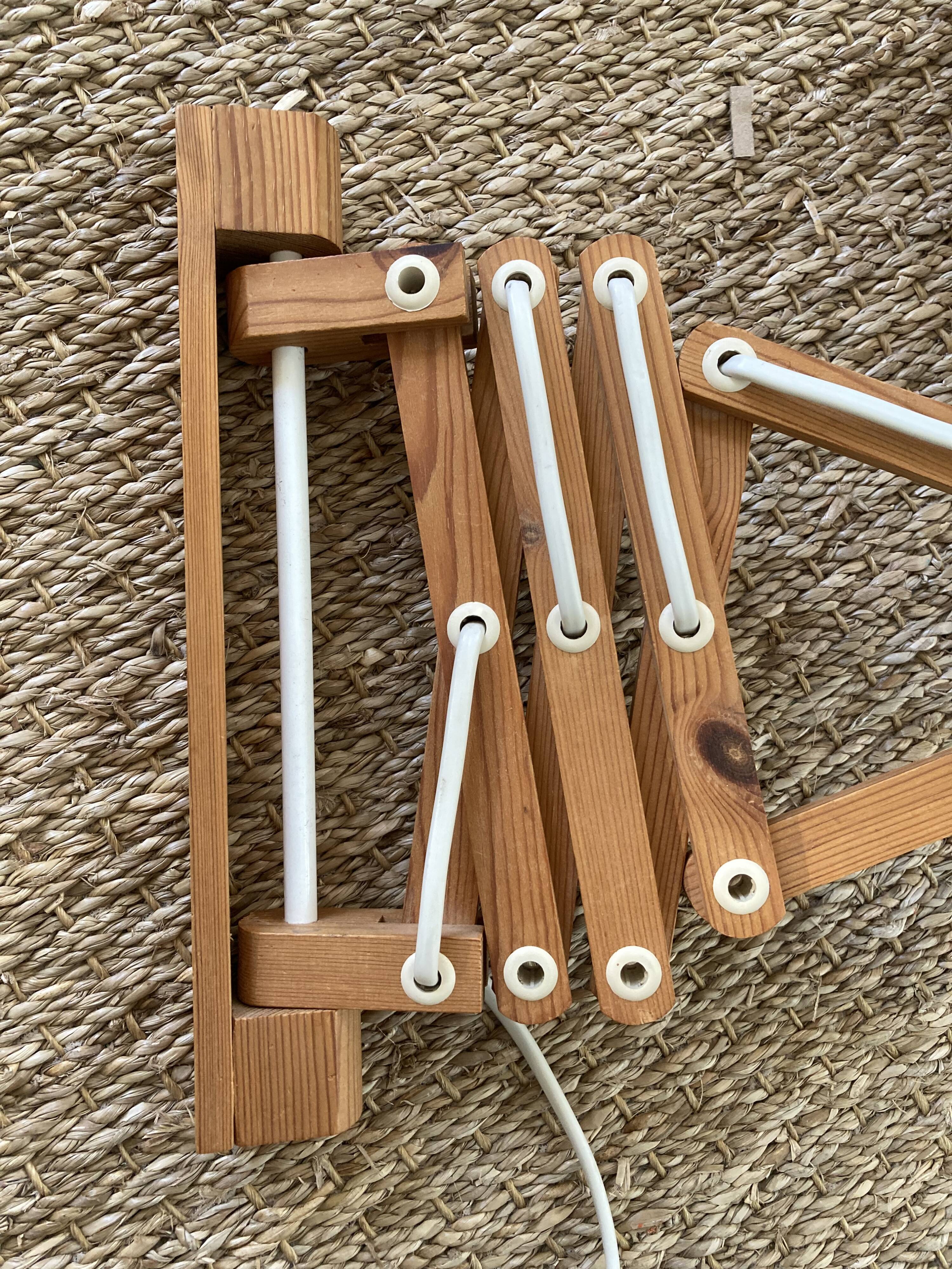 Extendable wall lamp in Scandinavian wood