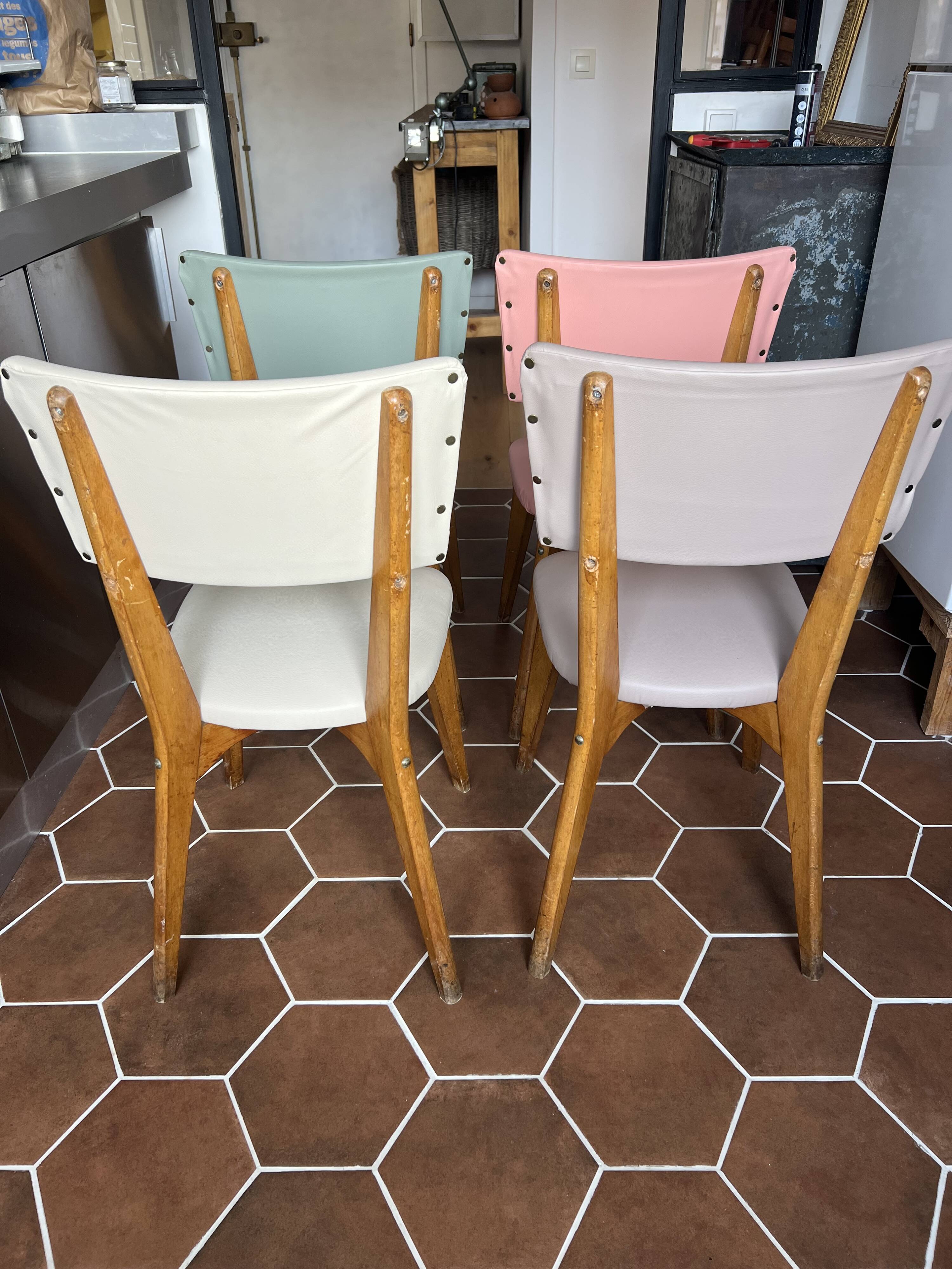 (Lot) 4 pastel multi-colored chairs (Monobloc)