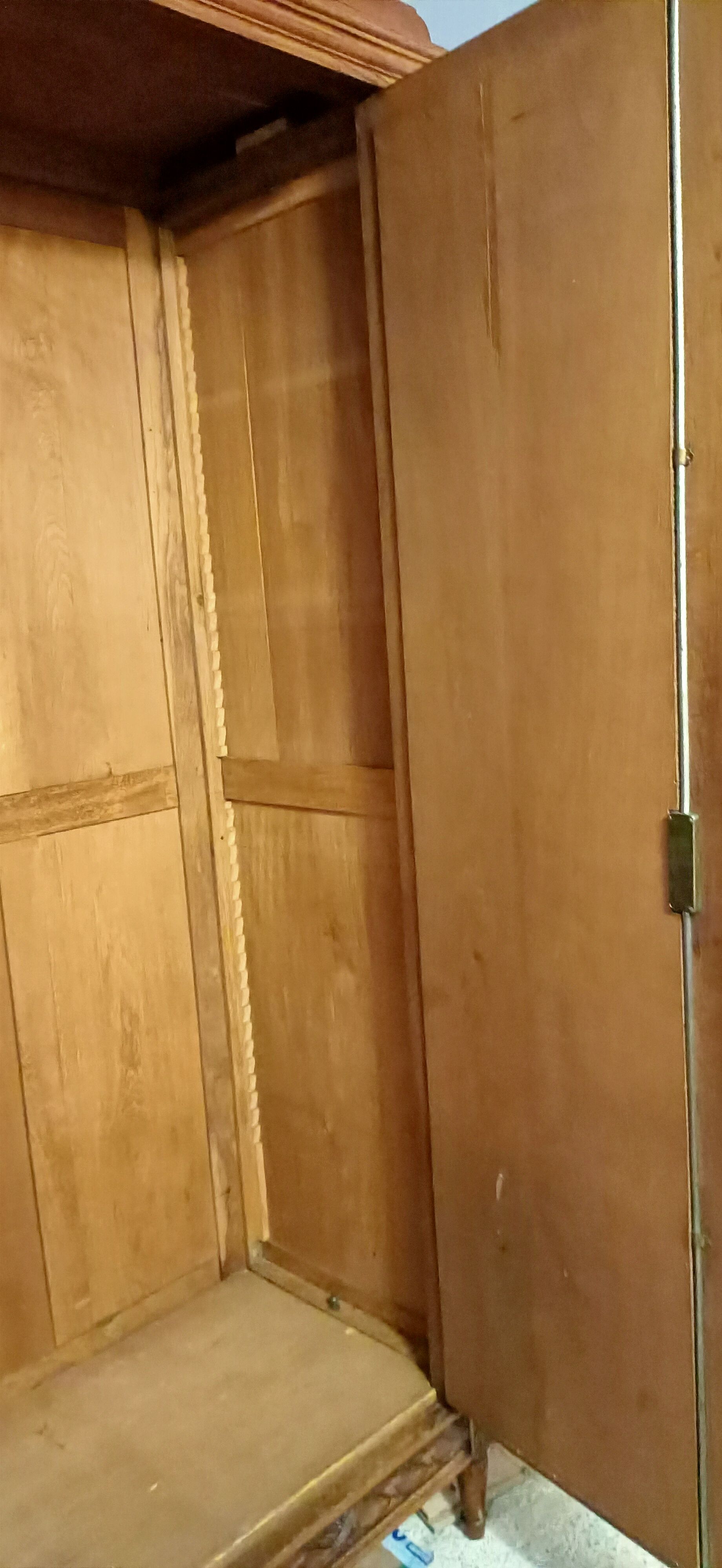 2-door old mirror cabinet