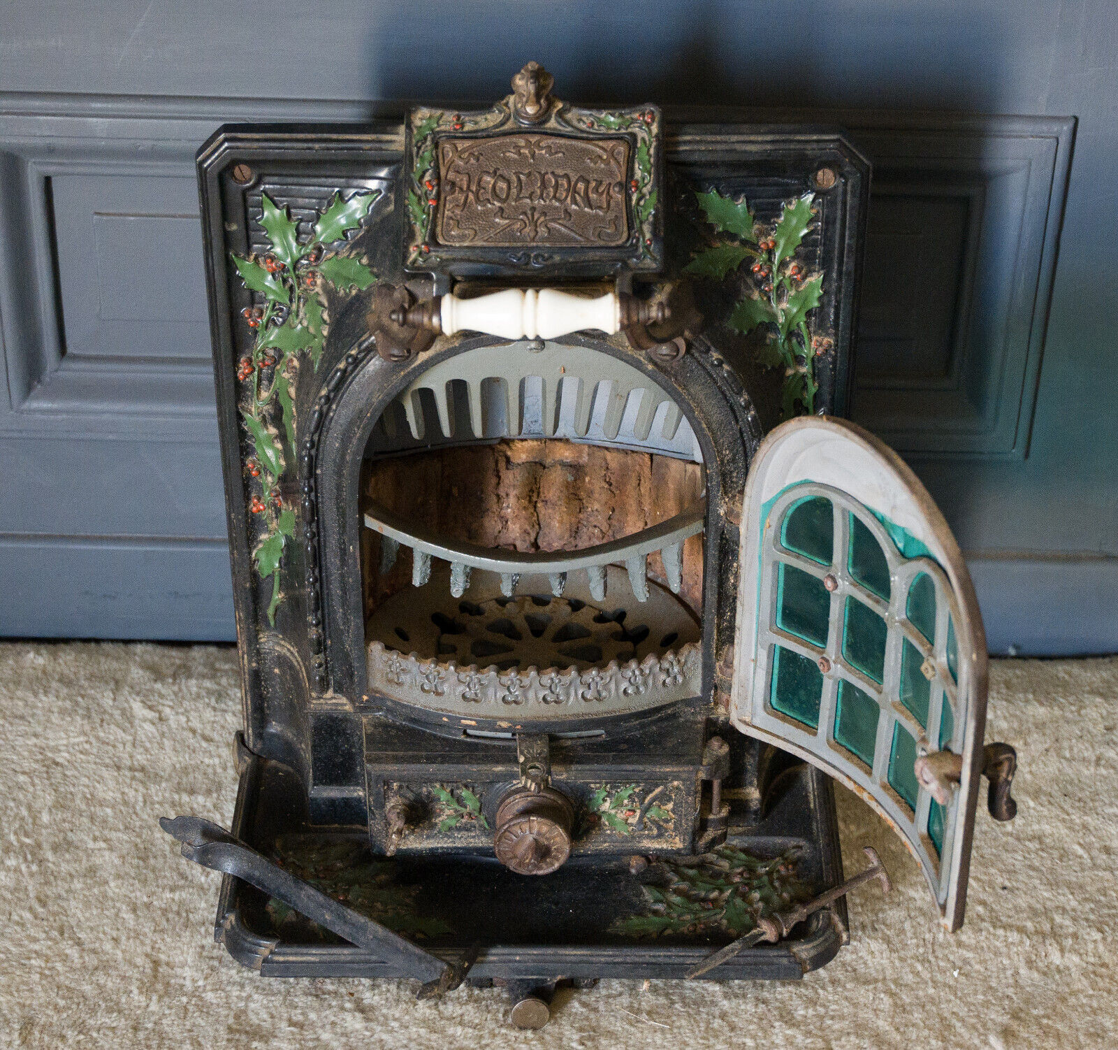Cast iron stove Forges Fonderie Saint Nicolas brand Holiday Décor holly