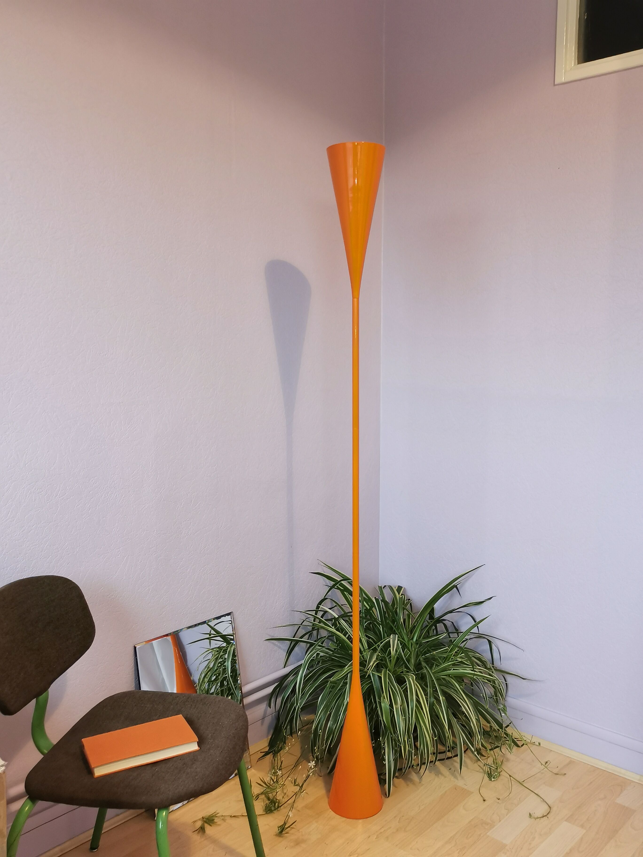 Lampadaire orange sablier postmoderne 1980
