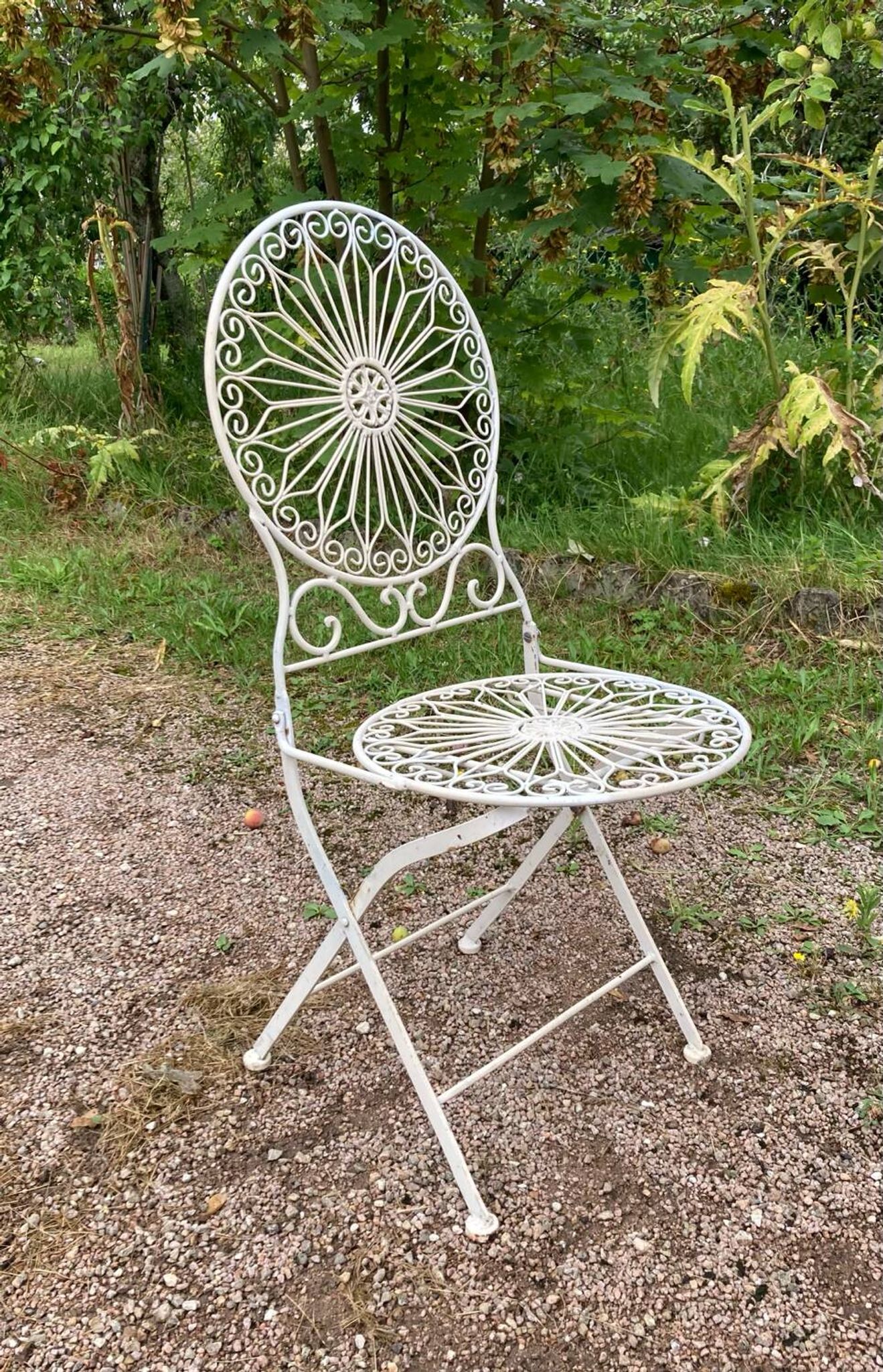 Foldable medallion garden chair from the 20th century in wrought iron with Heart motifs