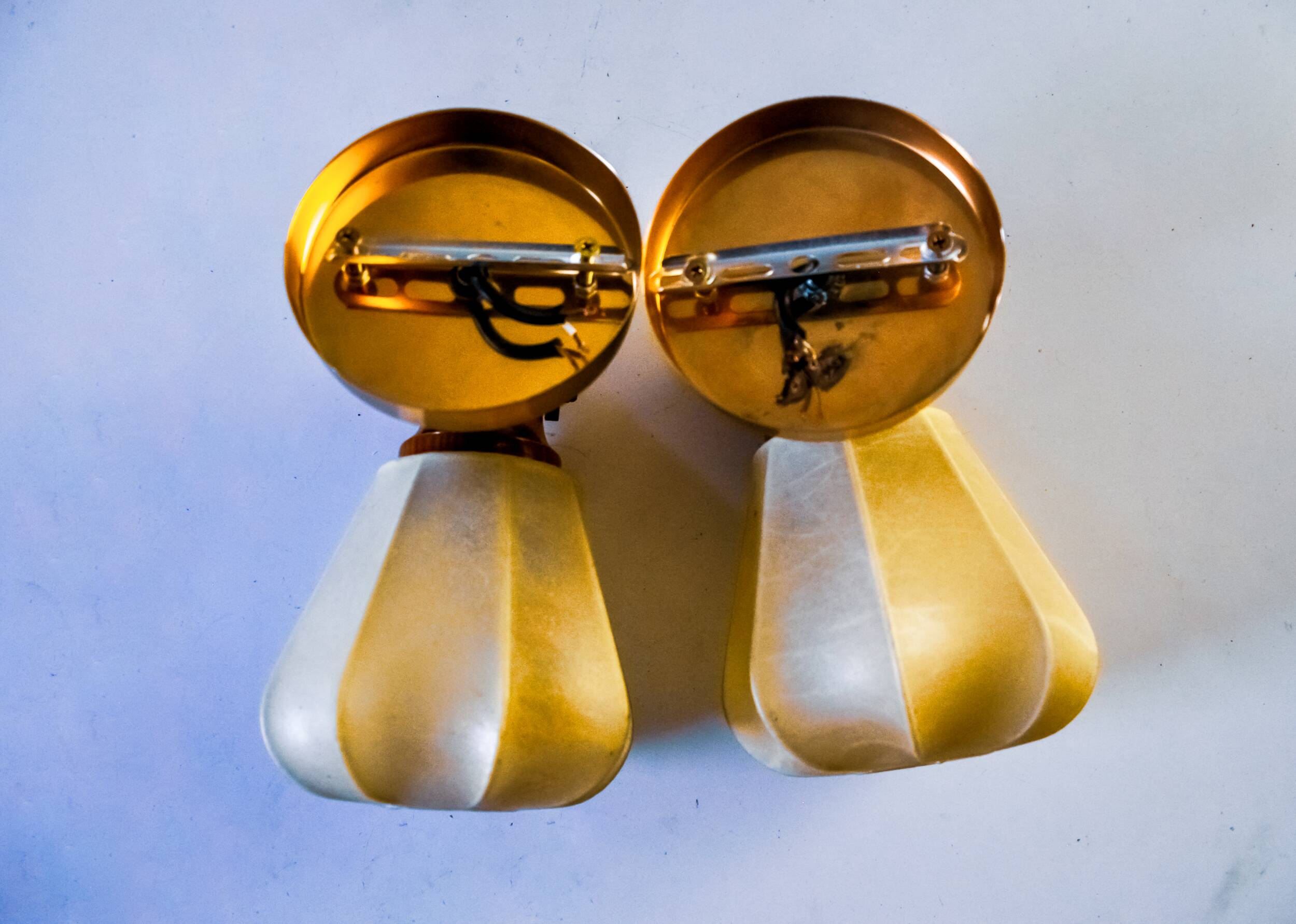 Pair of articulated "Cocoon" wall lights in resin and pine, Italy, 1970