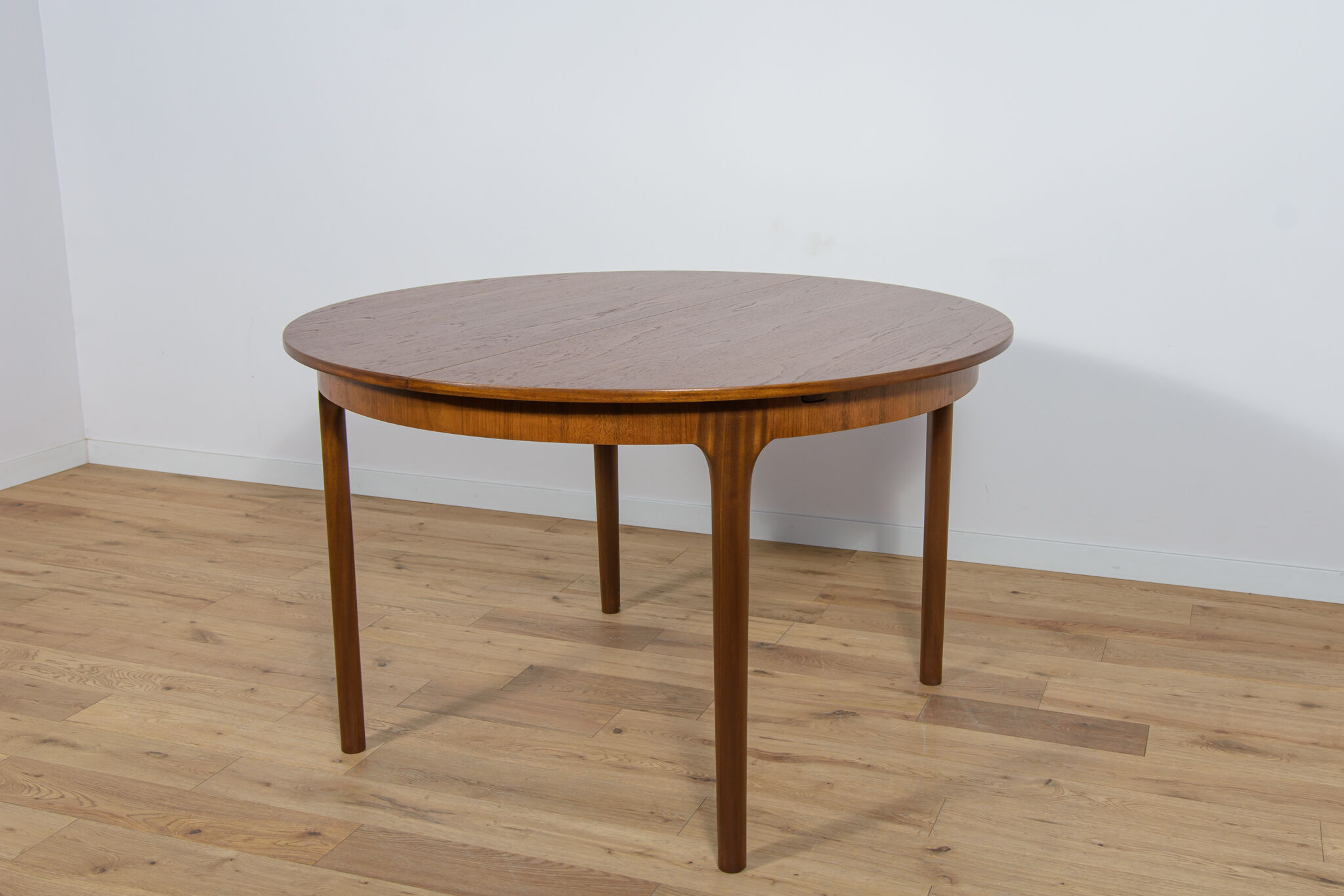 Mid Century Round Extendable Dining Table from McIntosh, 1960s