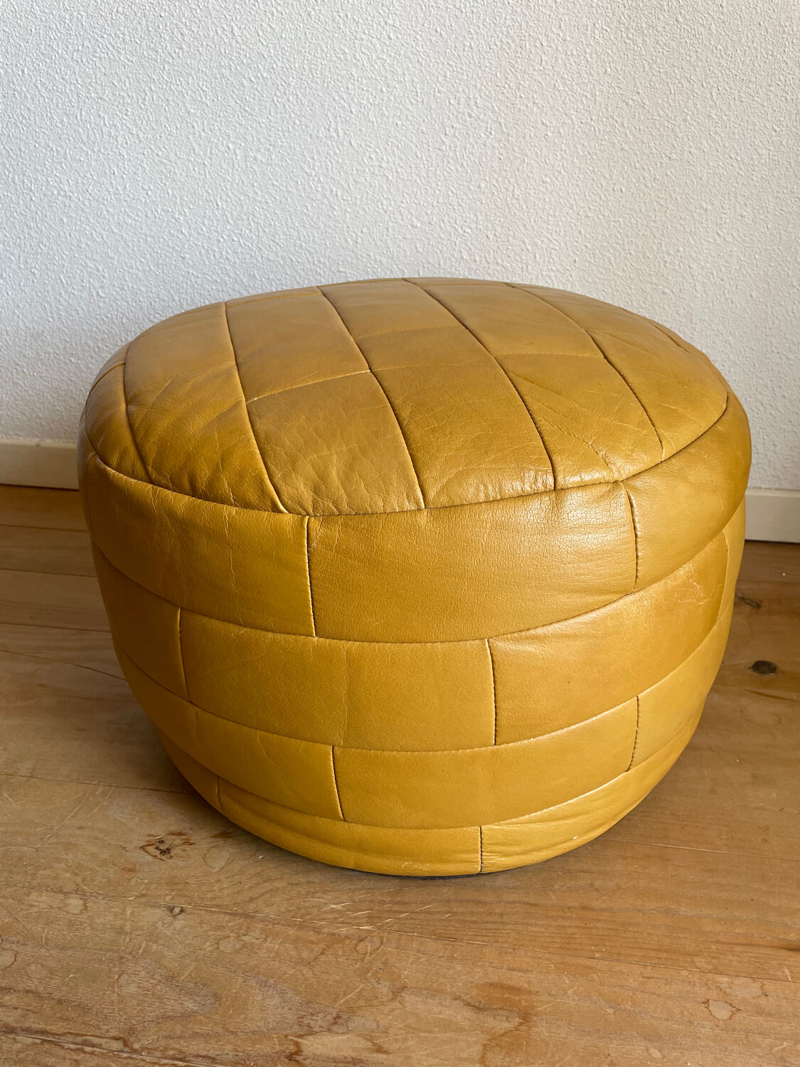 2 poufs moutarde patchwork en cuir de Sède
