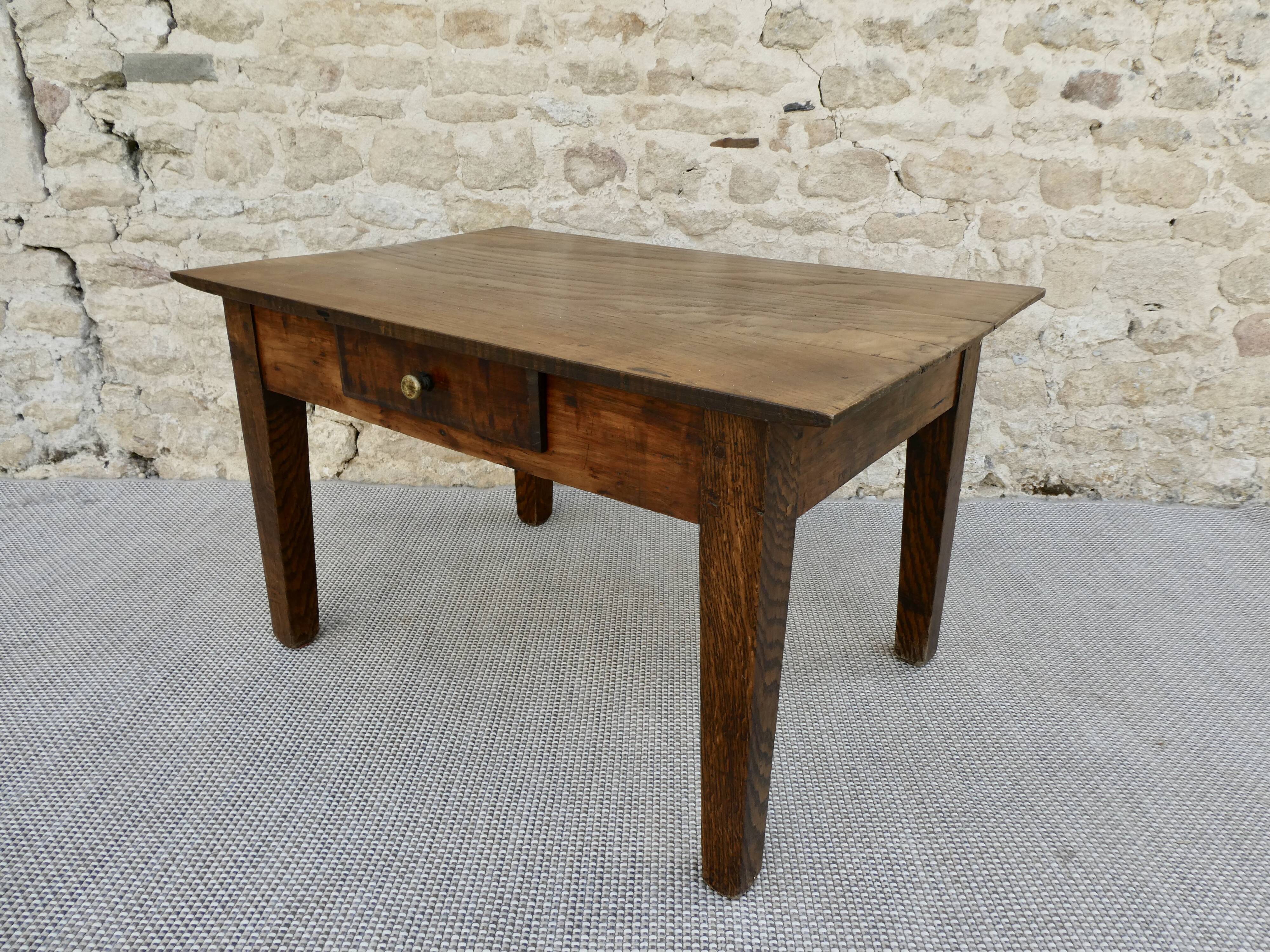 Solid wooden coffee table, with drawer