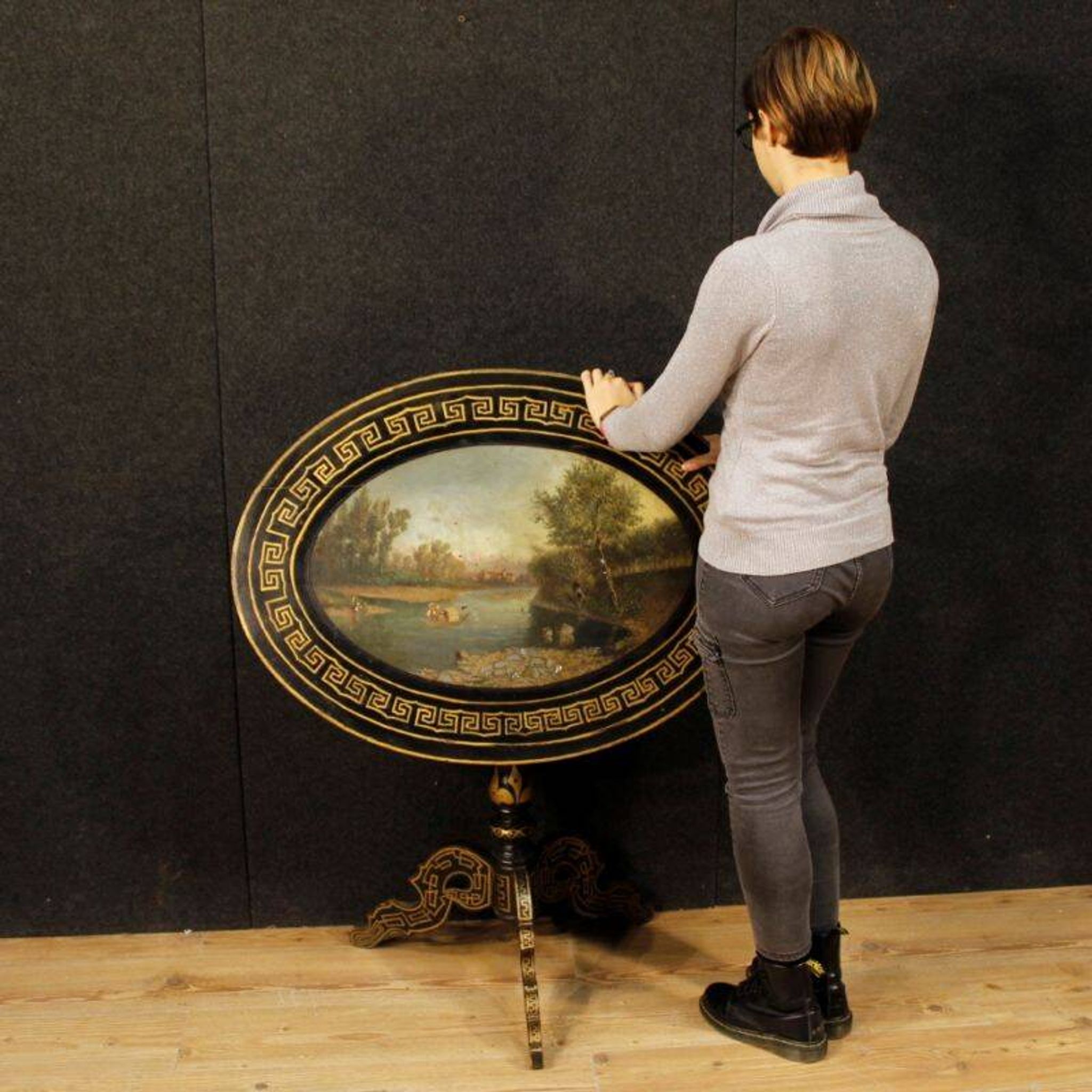 Table d'appoint laquée et peinte anglaise du 20e siècle