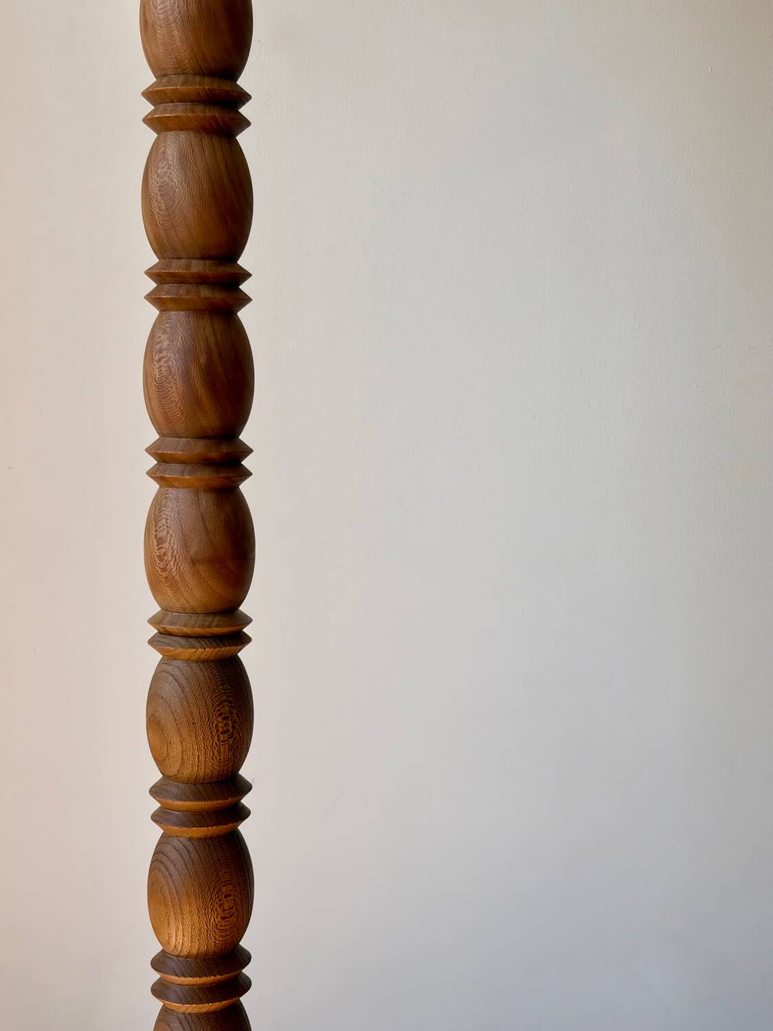 Lampadaire en bois tourné
