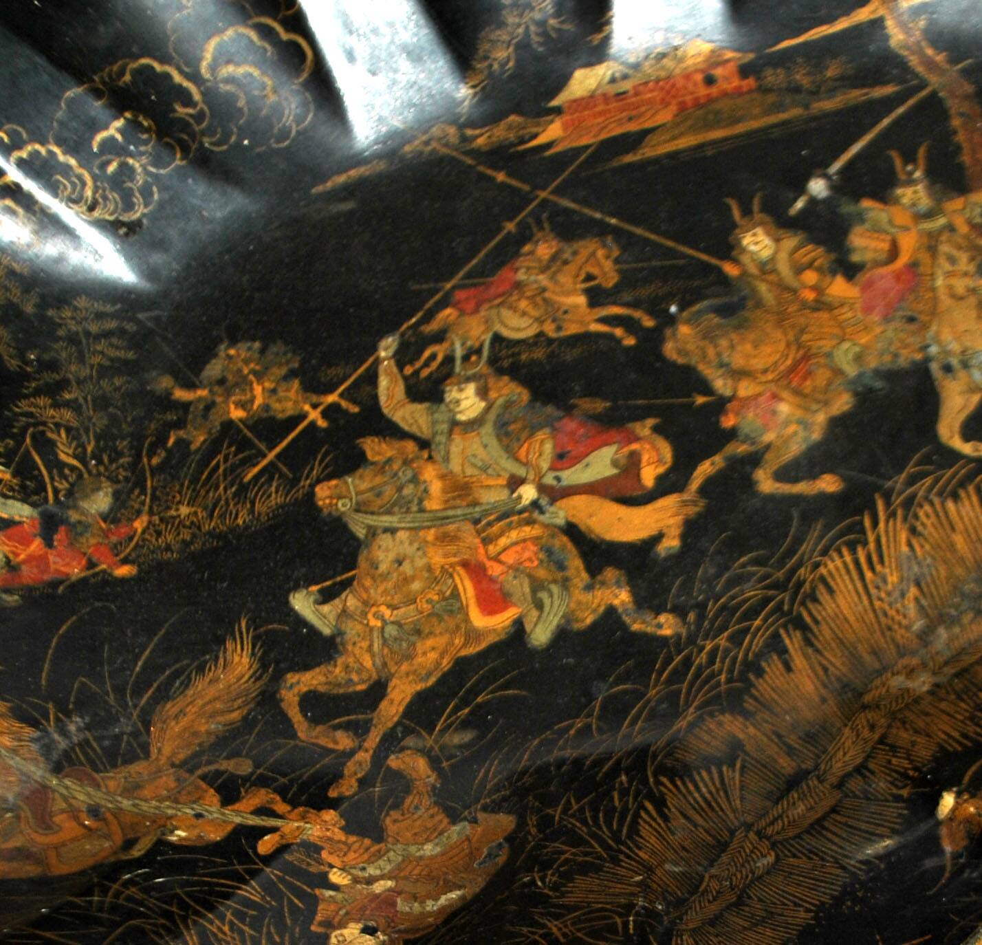 Chinese lacquer basket plateau Napoleon III with gold decoration, Japan combat, 19th century.