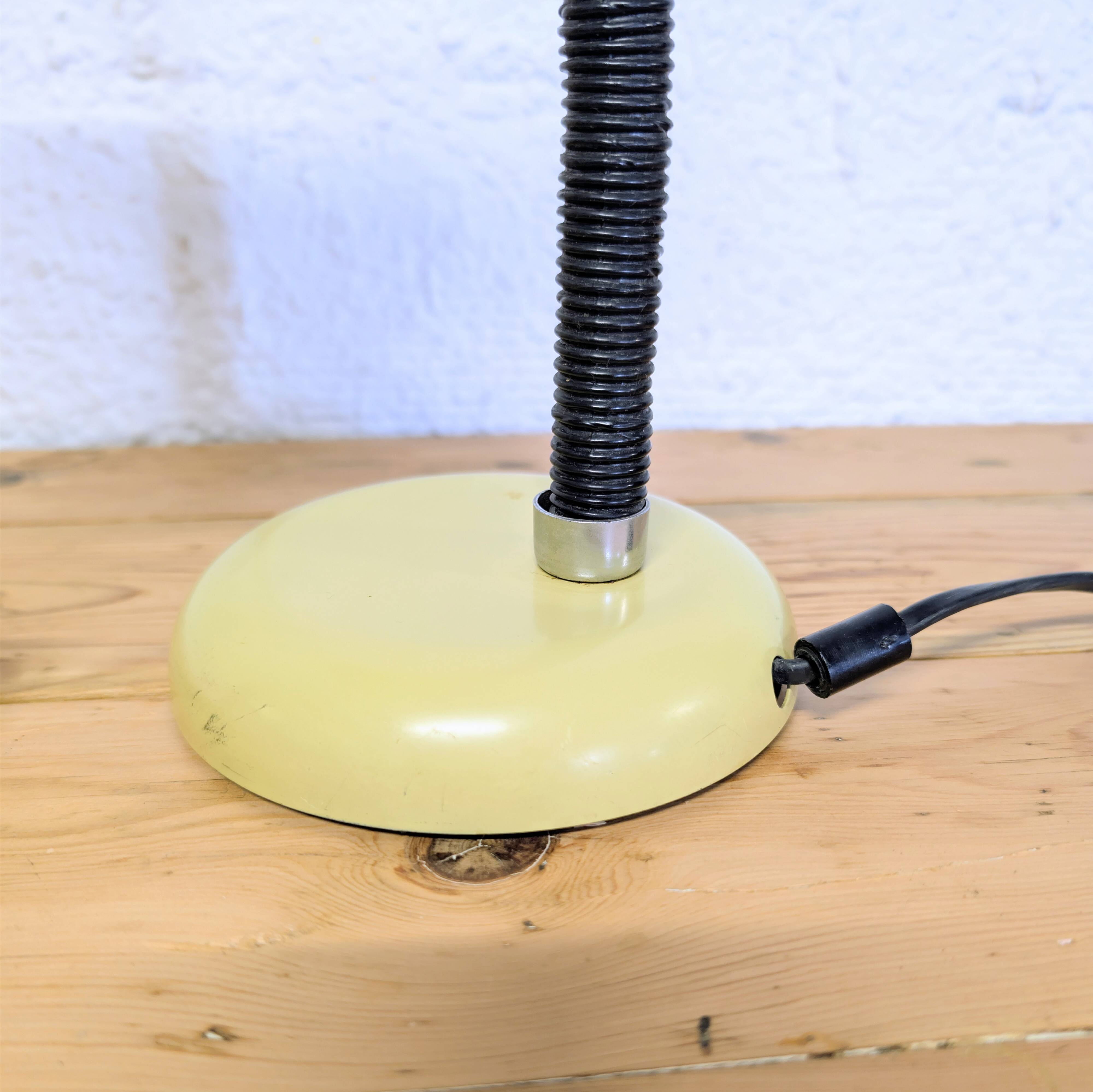 Articulated desk lamp